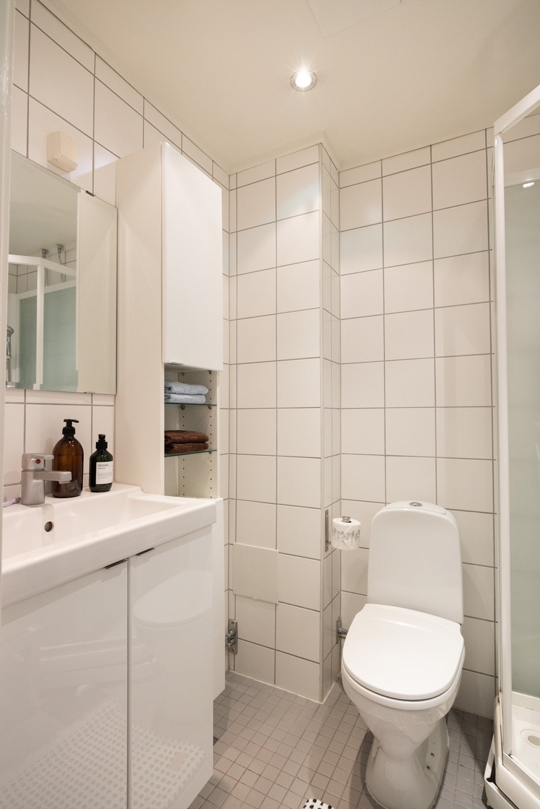 Flislagt bad med varmekabler i gulv, downlights i himling og mekanisk avtrekk. Galleribilde