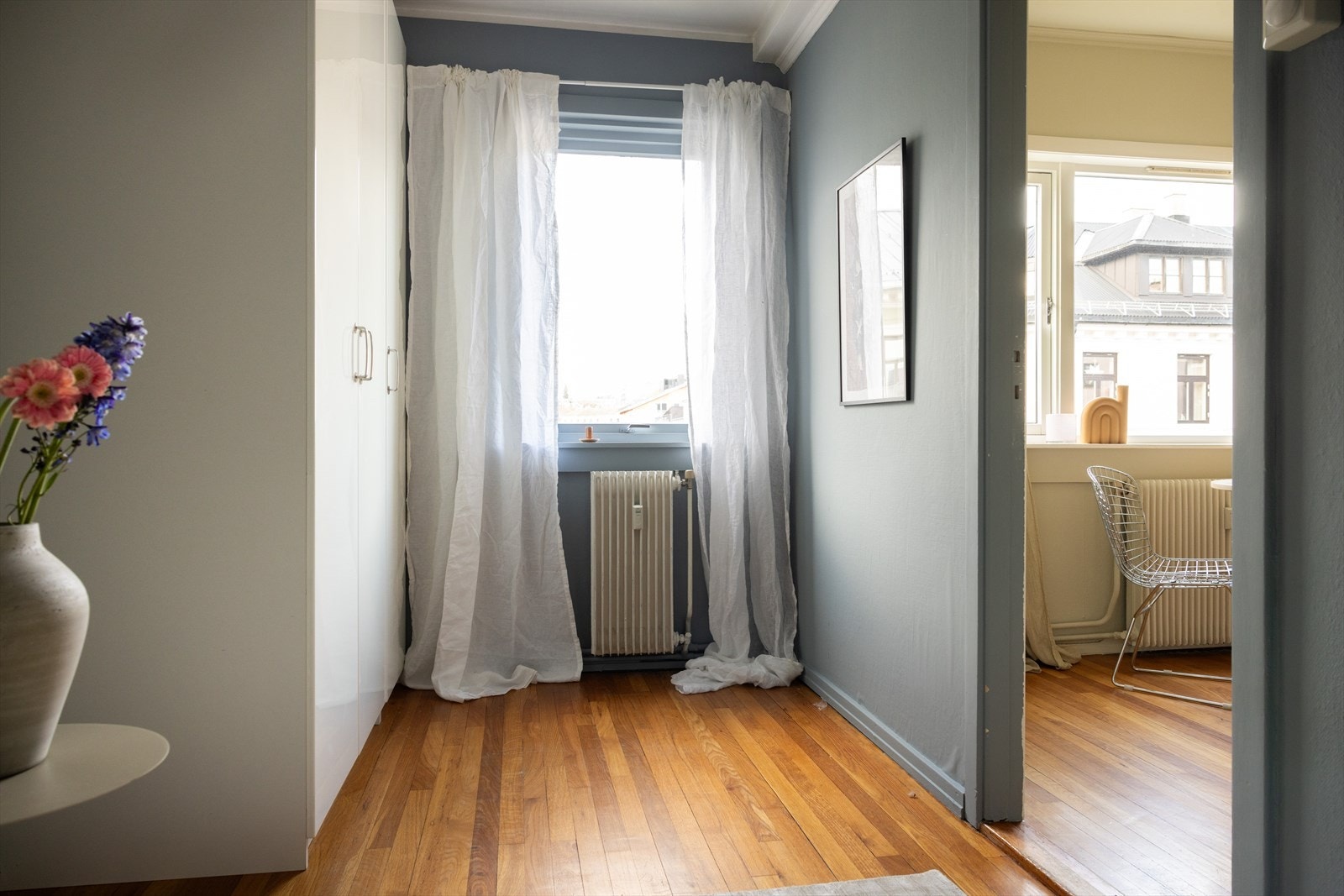 Soverommet har god plass til garderobe og skrivebord. Galleribilde