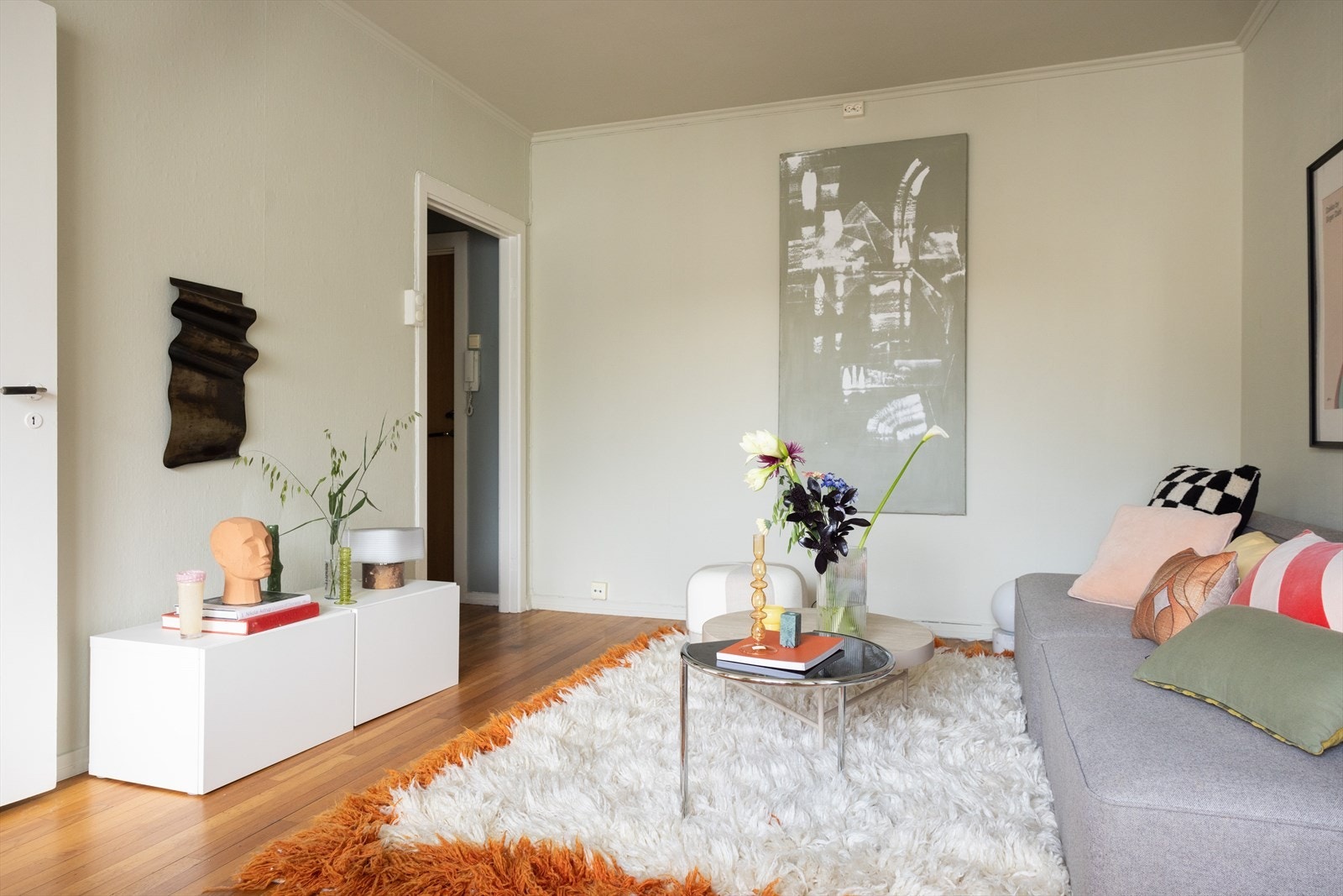Stor og praktisk stue med god plass til sofa, tv og annet ønsket møblement. Galleribilde