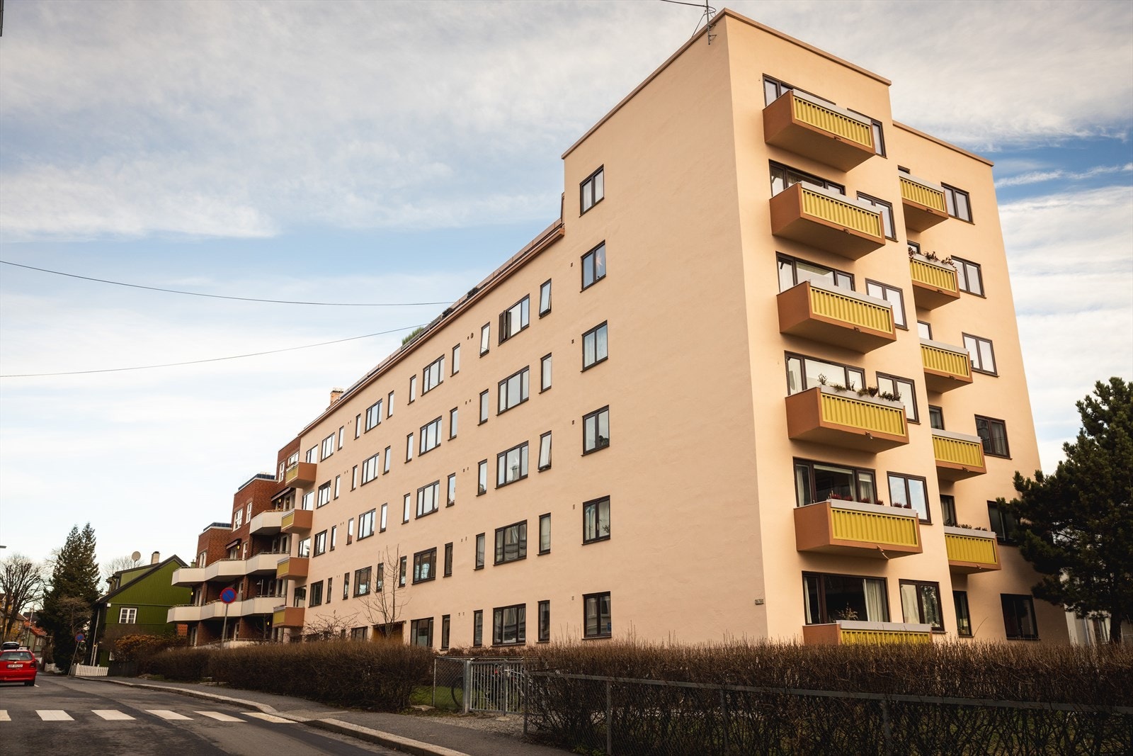 Fasade. Leiligheten har en god intern beliggenhet i byggets 4. etasje med heisadkomst. Galleribilde