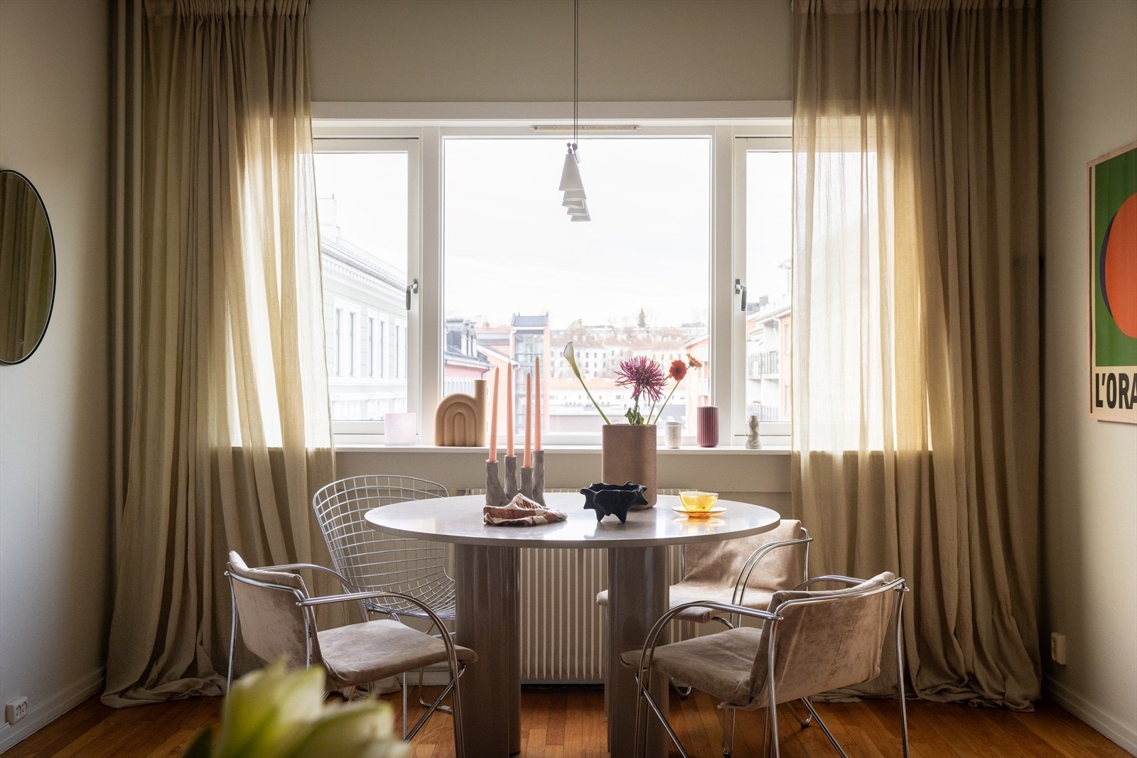 Stuen har et fint og fritt utsyn, samt store vinduer som gir mye naturlig lys og en god romfølelse. Galleribilde