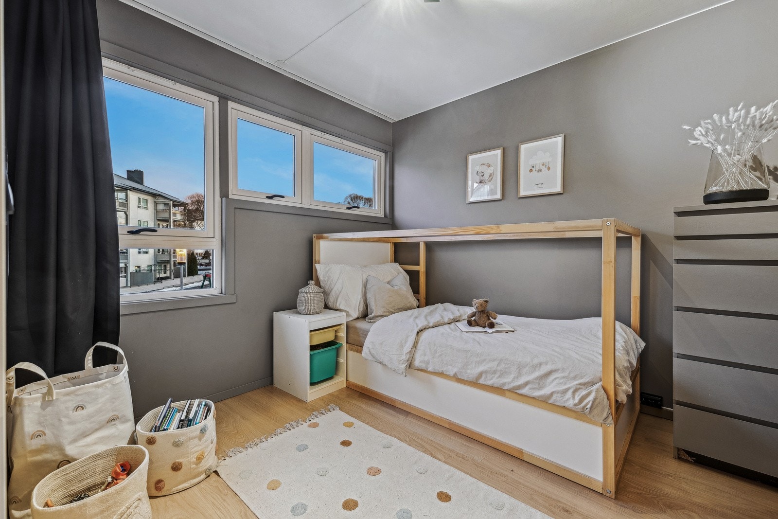 Fint soverom av god størrelse med god plass til ønsket møblering. Galleribilde