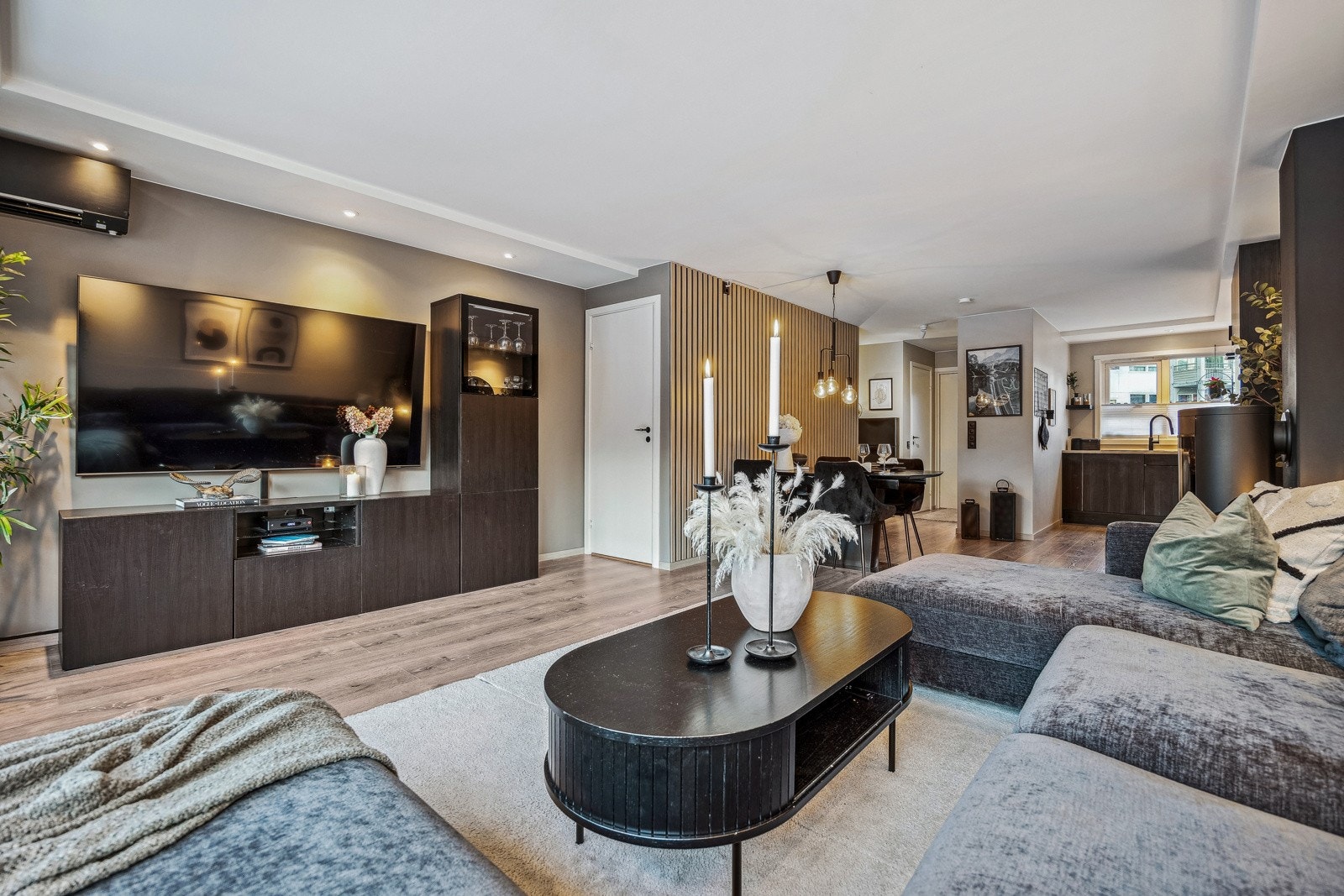 Fra stuen har du trapp ned til underetasje hvor du har kjellerstue, boder og vaskerom. Galleribilde