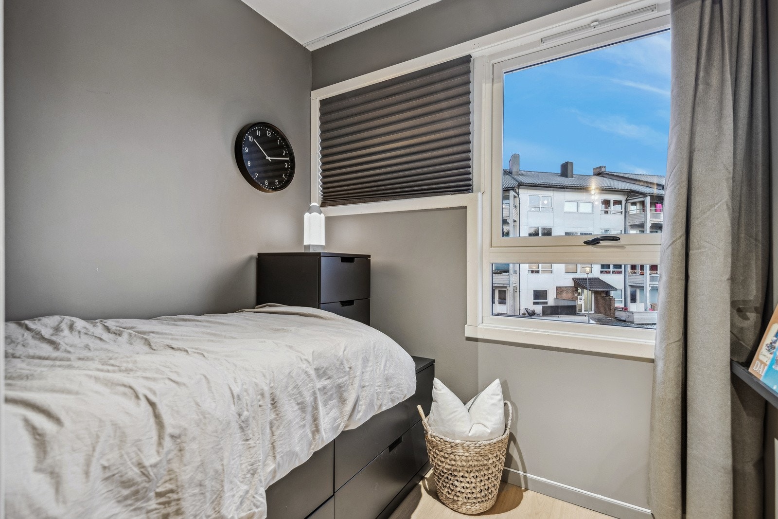 Boligen tilbyr hele fire soverom, noe som gir fleksible løsninger for ulike behov. Galleribilde