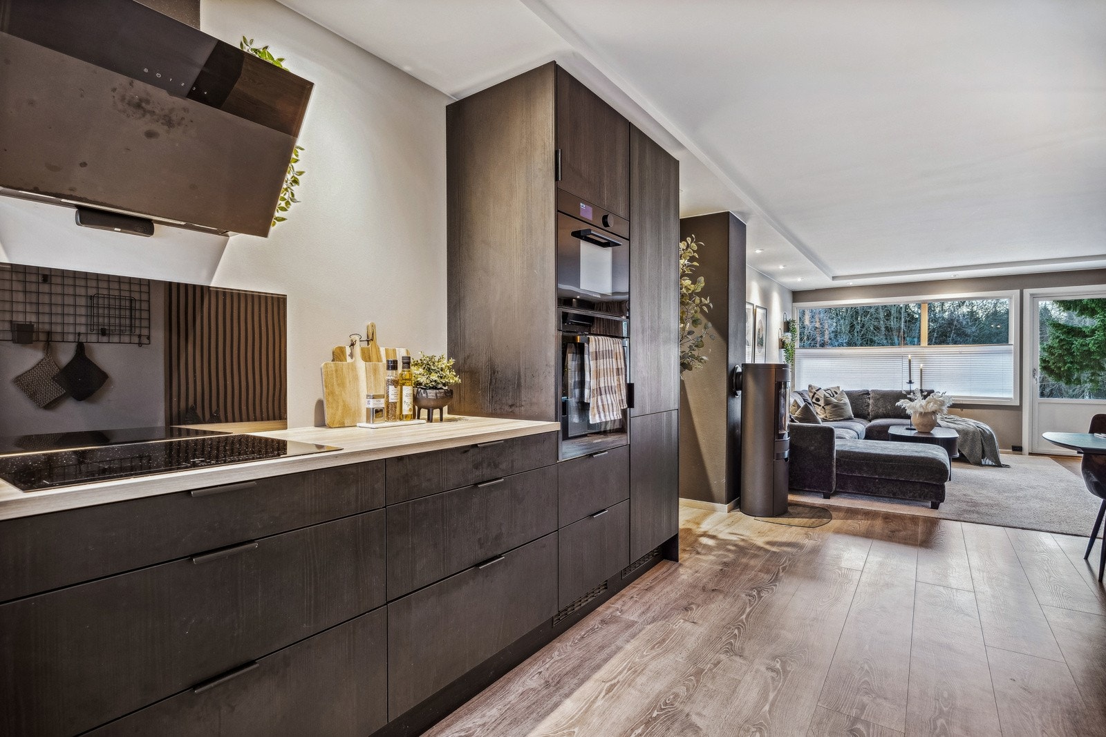 Med integrerte hvitevarer og rikelig med skapplass er kjøkkenet både praktisk og funksjonelt. Galleribilde