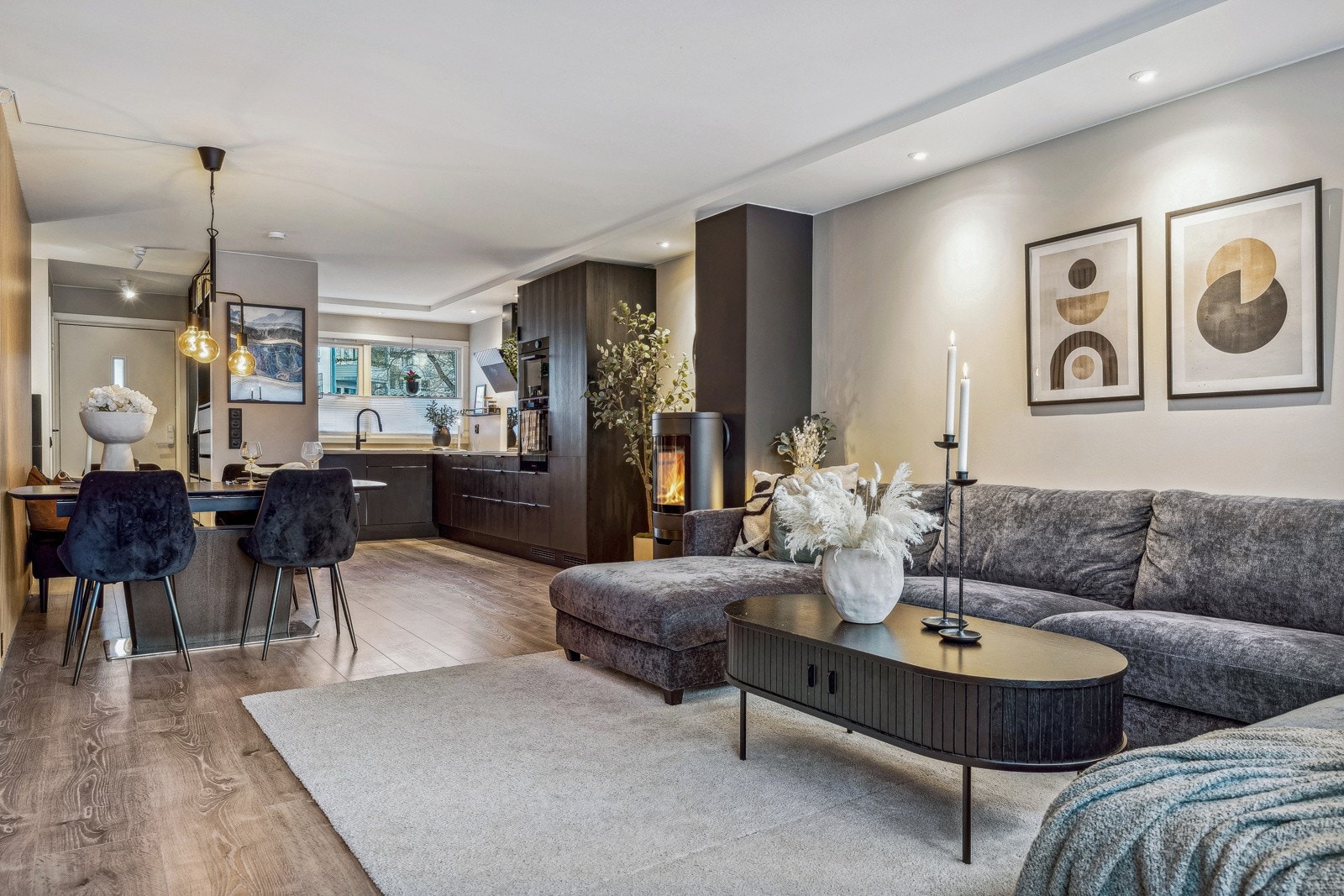 Stuen og kjøkkenet ligger i en åpen løsning med et elegant preg som gir en god flyt. Galleribilde