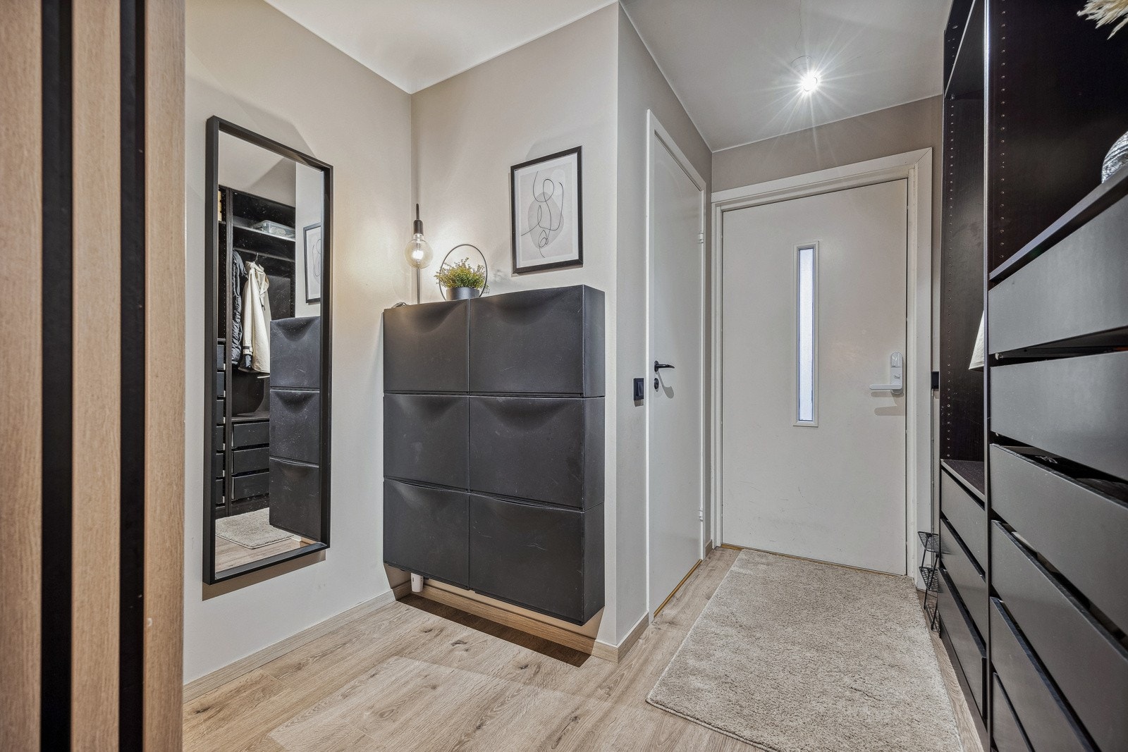 Lys og fin entré med gode oppbevaringsmuligheter. Galleribilde