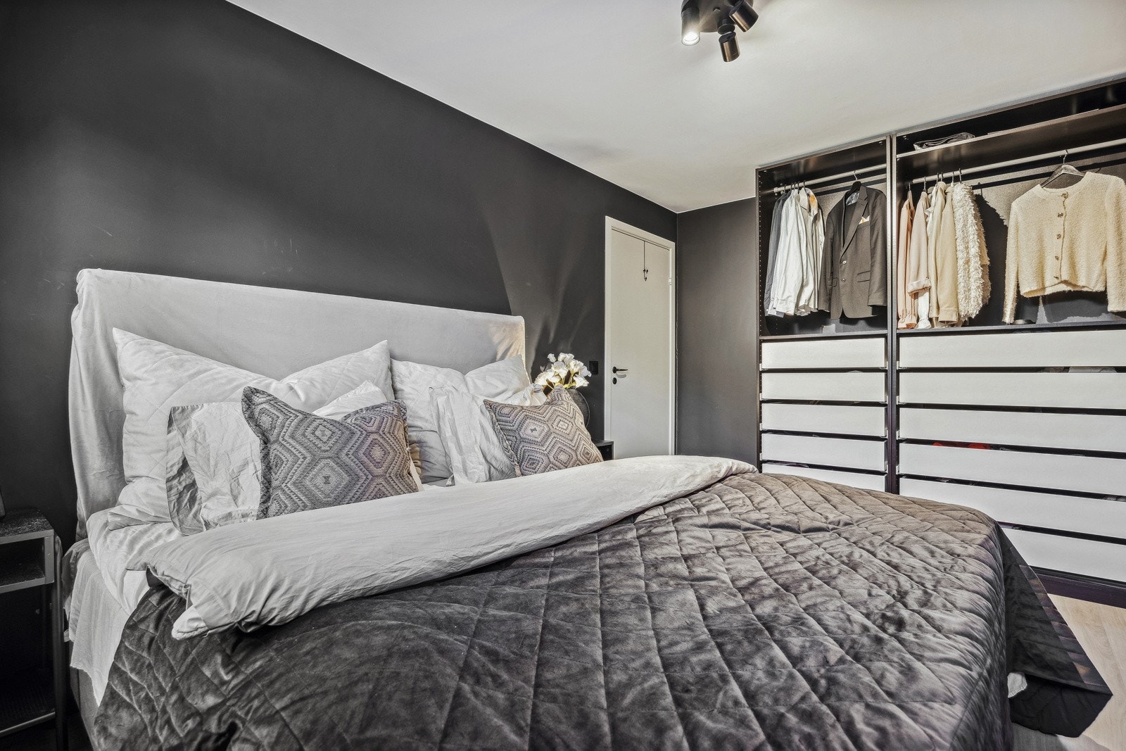 Her har du god plass til garderobeløsning. Galleribilde