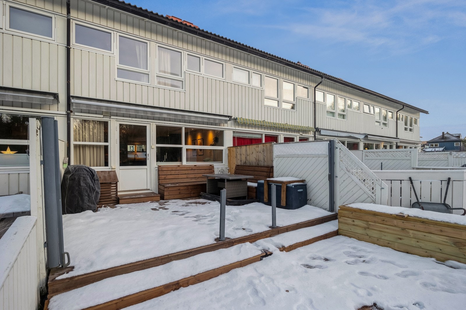 På baksiden av huset har du en stor og fin terrasse på hele 33kvm. Galleribilde