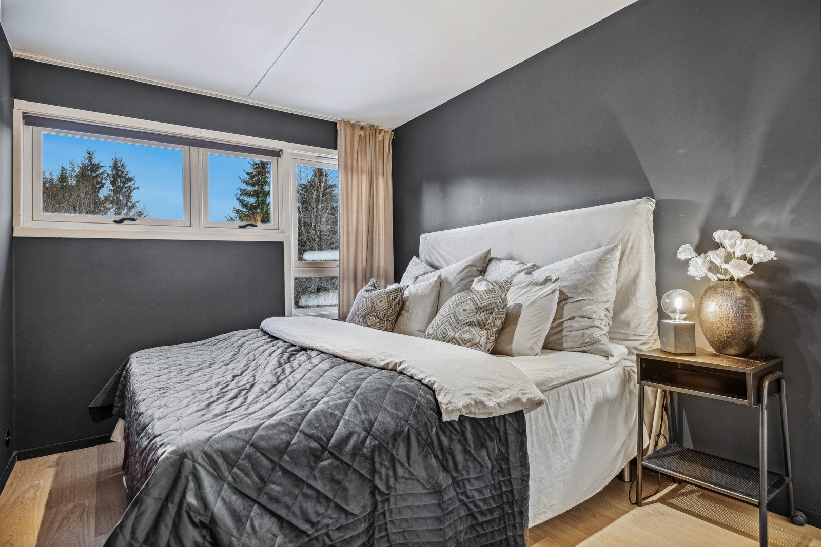 Det stilige og moderne hovedsoverommet byr på god plass og en behagelig atmosfære. Galleribilde