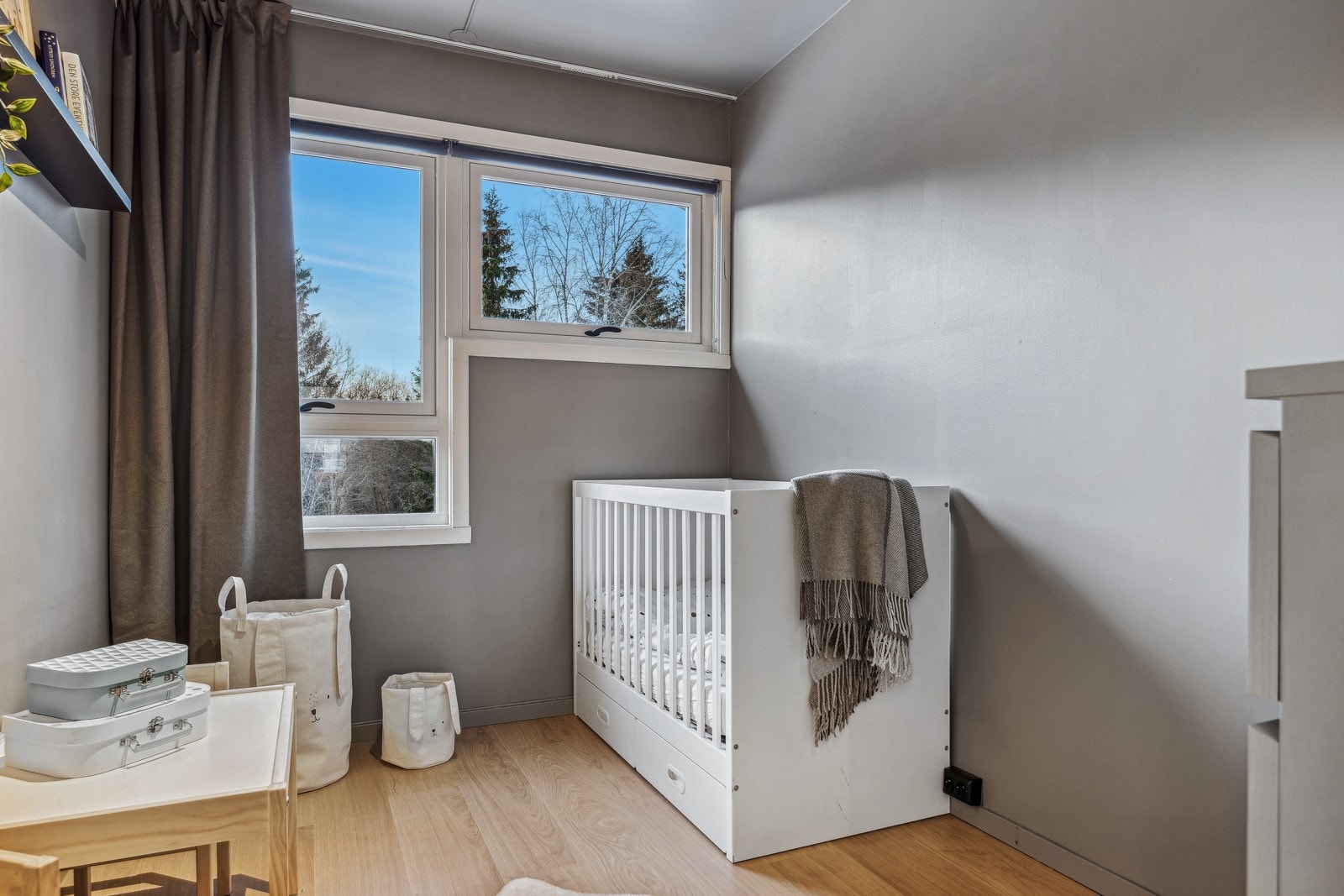 Det siste soverommet vender ut mot den baksiden av huset og rolige omgivelser. Galleribilde