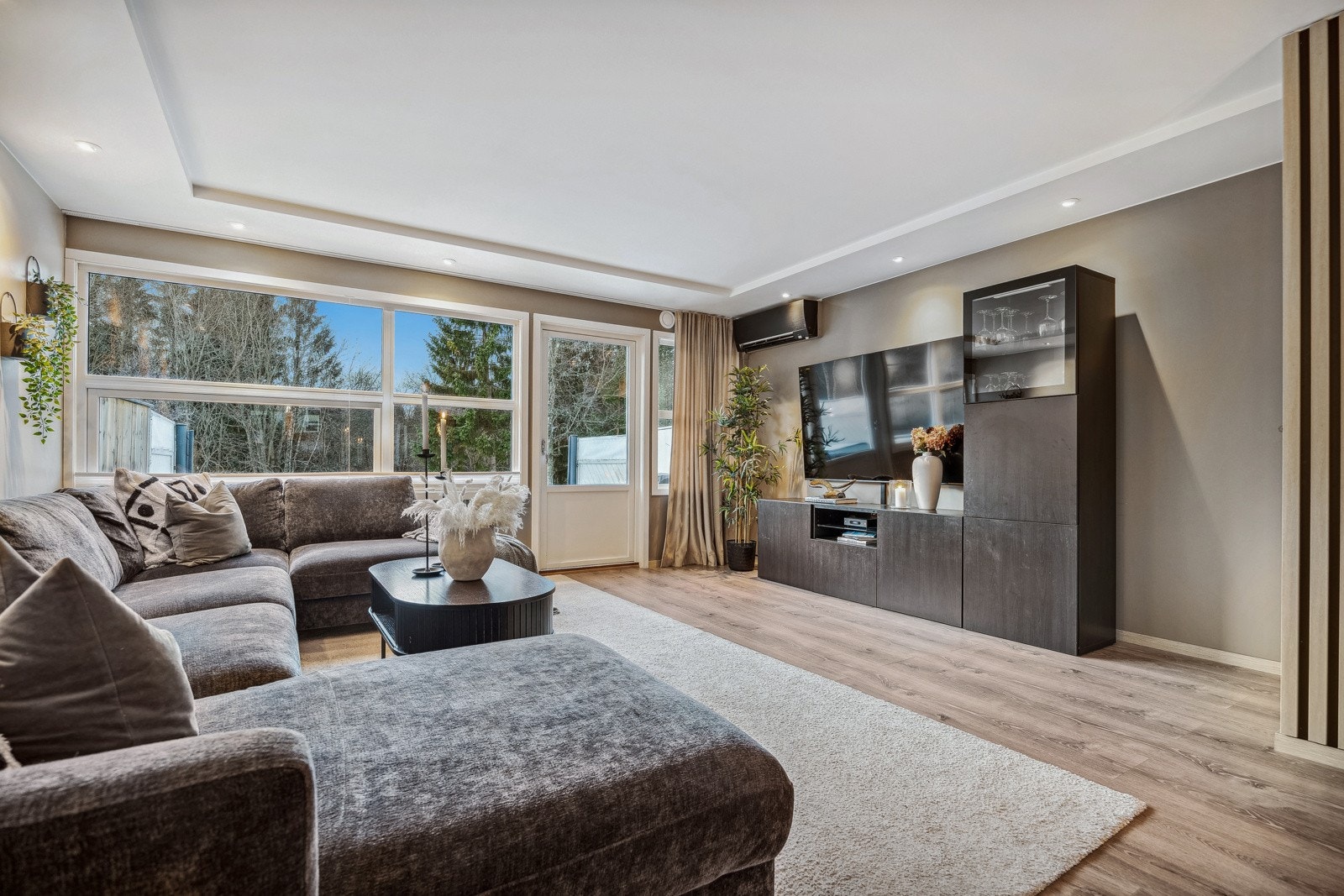 De store vindusflatene gir godt med naturlig lys. Galleribilde