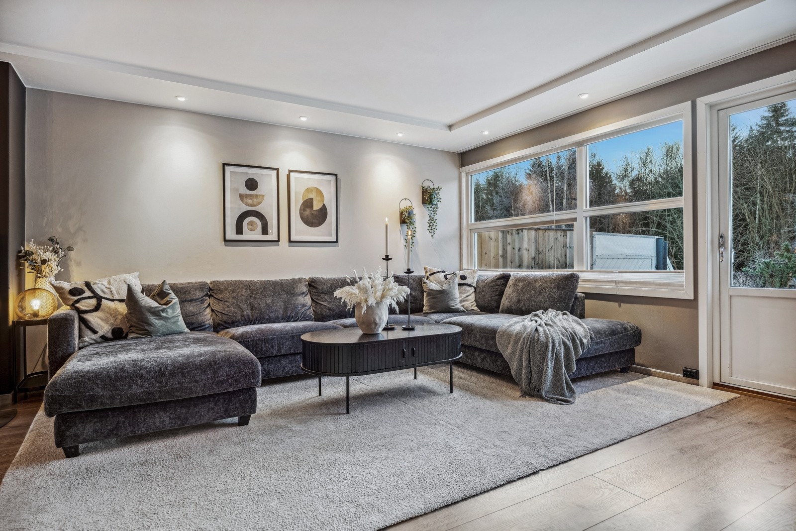 På stuen har du plass til en stor sofagruppe. Galleribilde