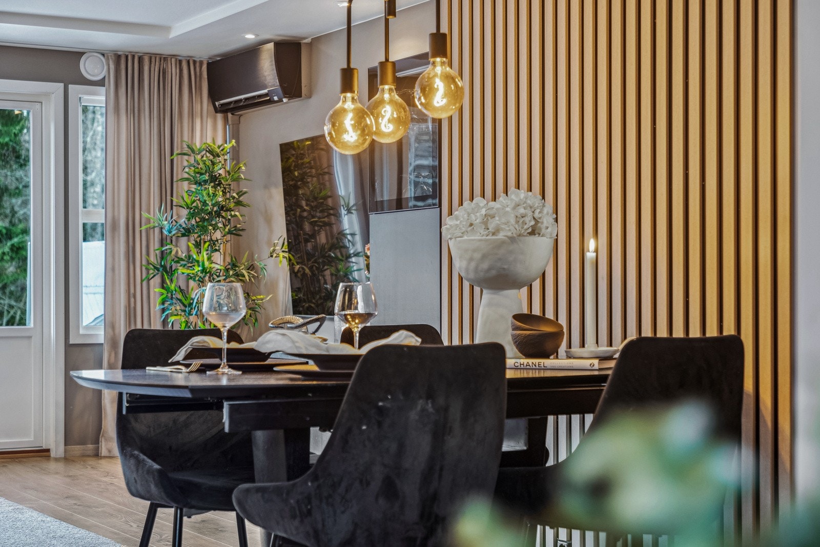 Boligen har elegante detaljer som spiler på en av veggene. Galleribilde