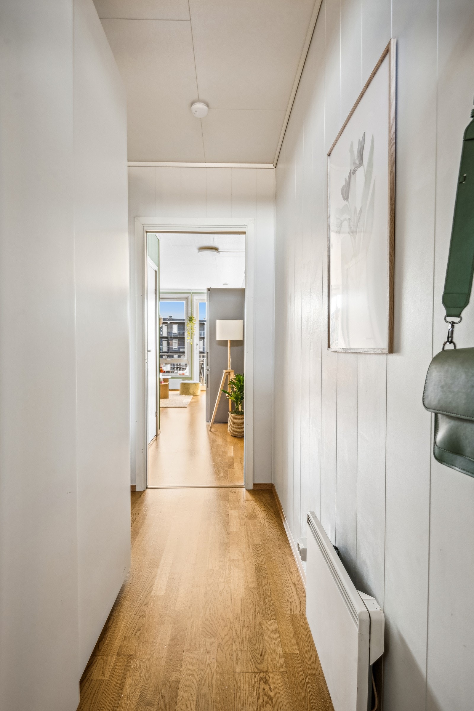 Velkommen inn i en hyggelig entré med smart garderobeløsning Galleribilde