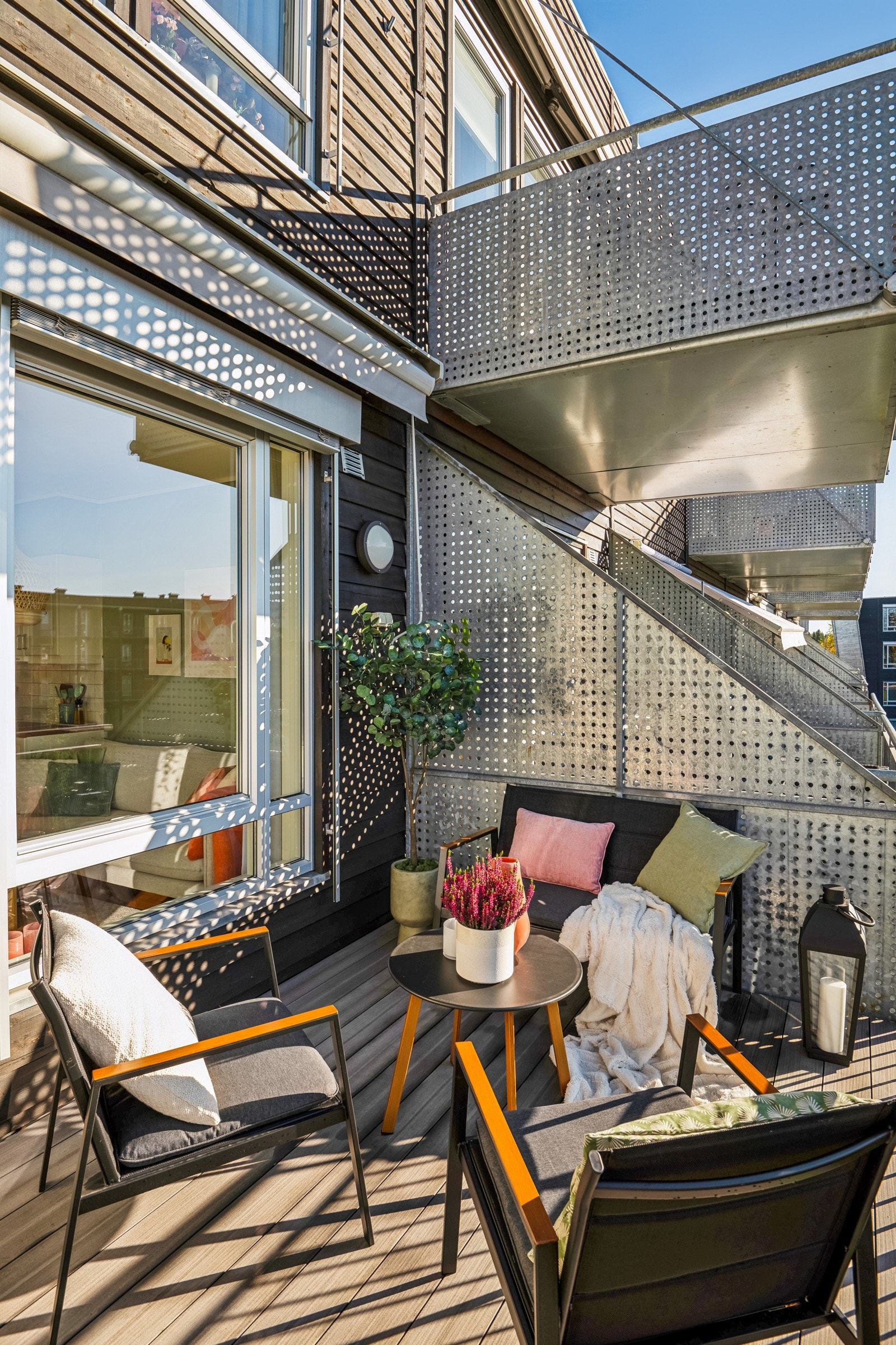 Balkongen er noe skjermet fra naboene. Galleribilde