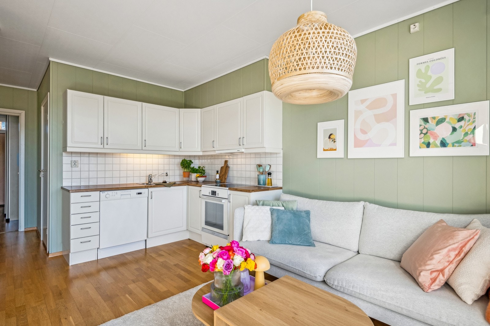 Leiligheten er arealeffektiv med en gjennomtenkt planløsning, som utnytter hver kvadratmeter til det fulle. Galleribilde