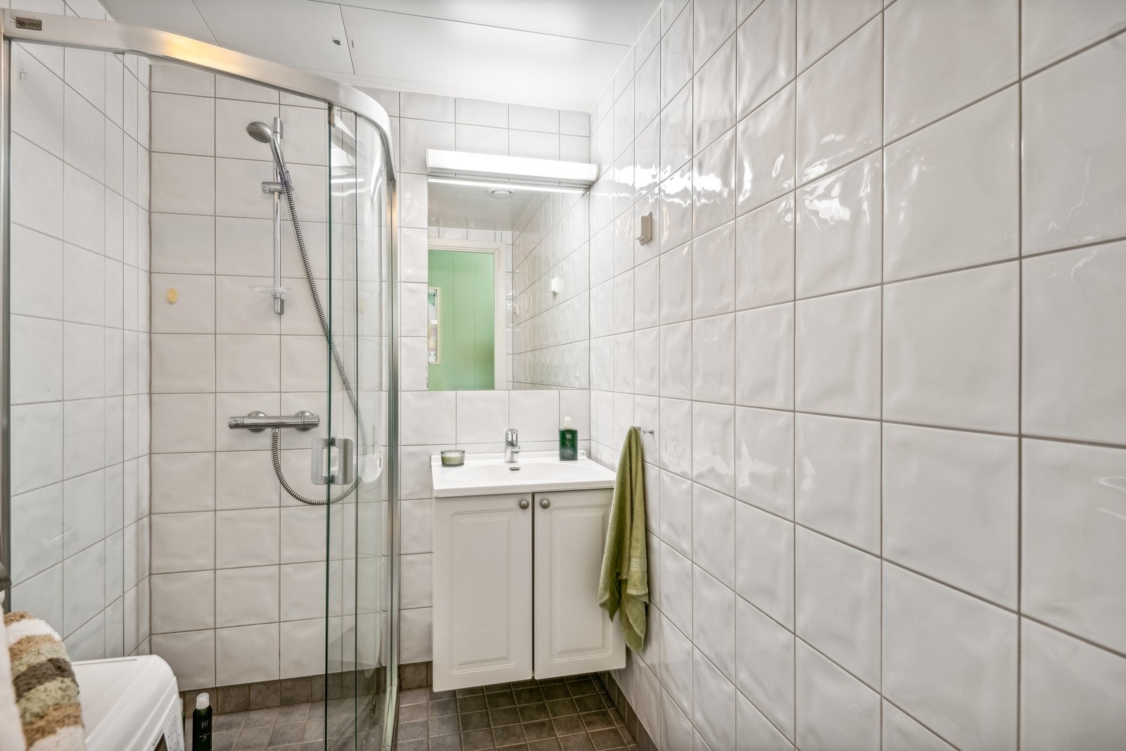 Baderommet har tidløse, hvite fliser. Galleribilde