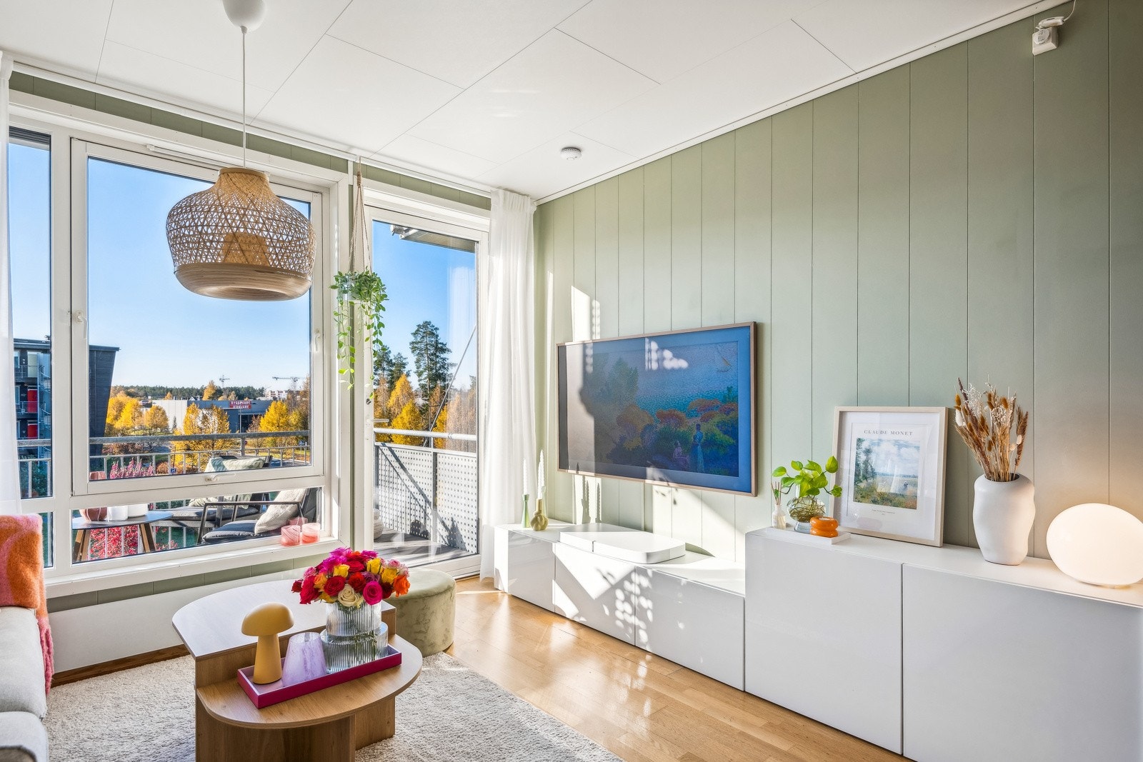 Fra stuen er det utgang til herlig sydvendt balkong på hele 8 kvm! Galleribilde