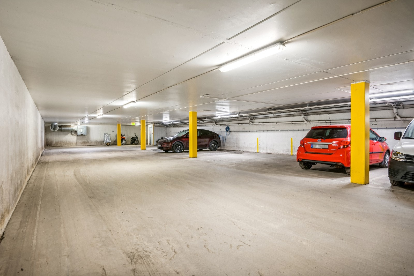 Leiligheten disponerer en garasjeplass i felles parkeringskjeller. Galleribilde