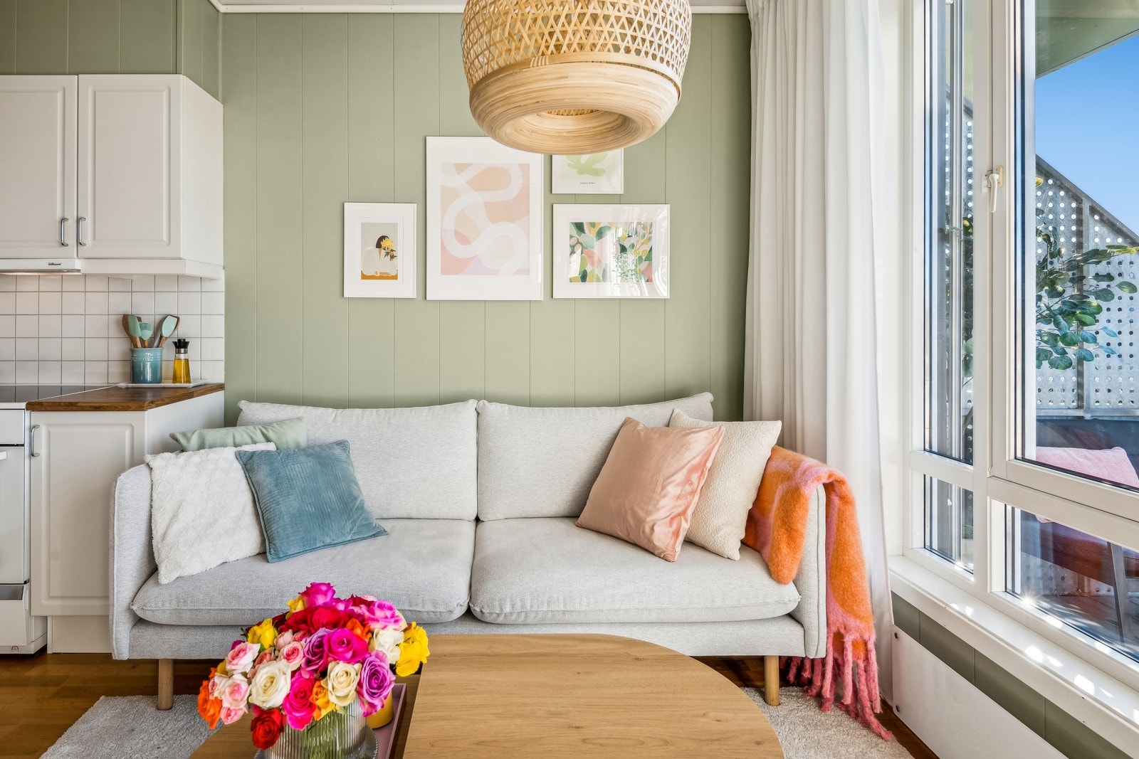 Stuen er malt i naturlige farger som gjør det enkelt å innrede etter eget ønske Galleribilde