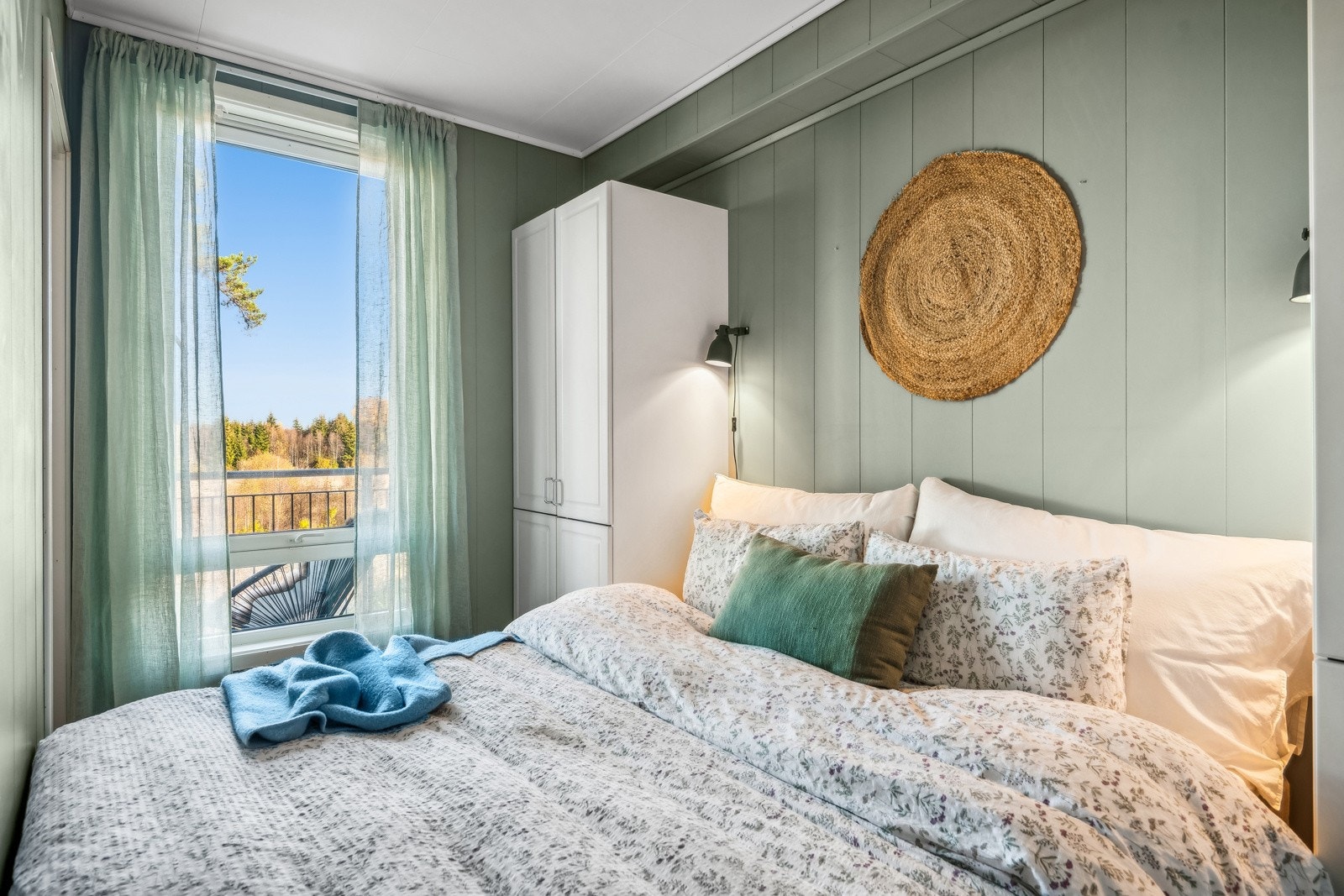 Her er det innredet med en smart garderobeløsning, der skapene er plassert på hver side av sengen for optimal utnyttelse av plass. Galleribilde