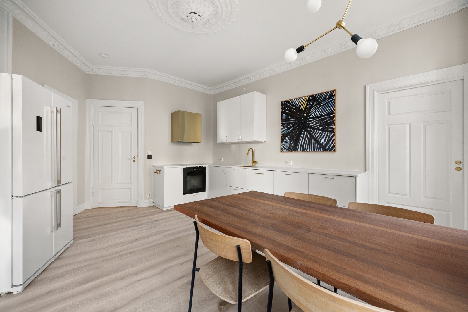 Kjøkkeninnredningen er fra 2017 og har dels integrerte hvitevarer. Galleribilde