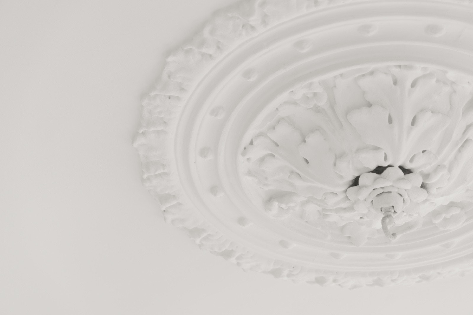 Leiligheten har flott stukkatur. Galleribilde