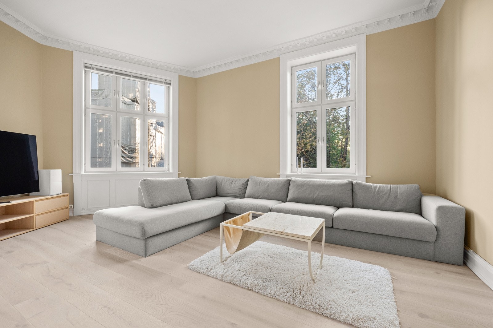 Her er det god plass til sofa, tv-benk eller annen ønsket innredning. Galleribilde