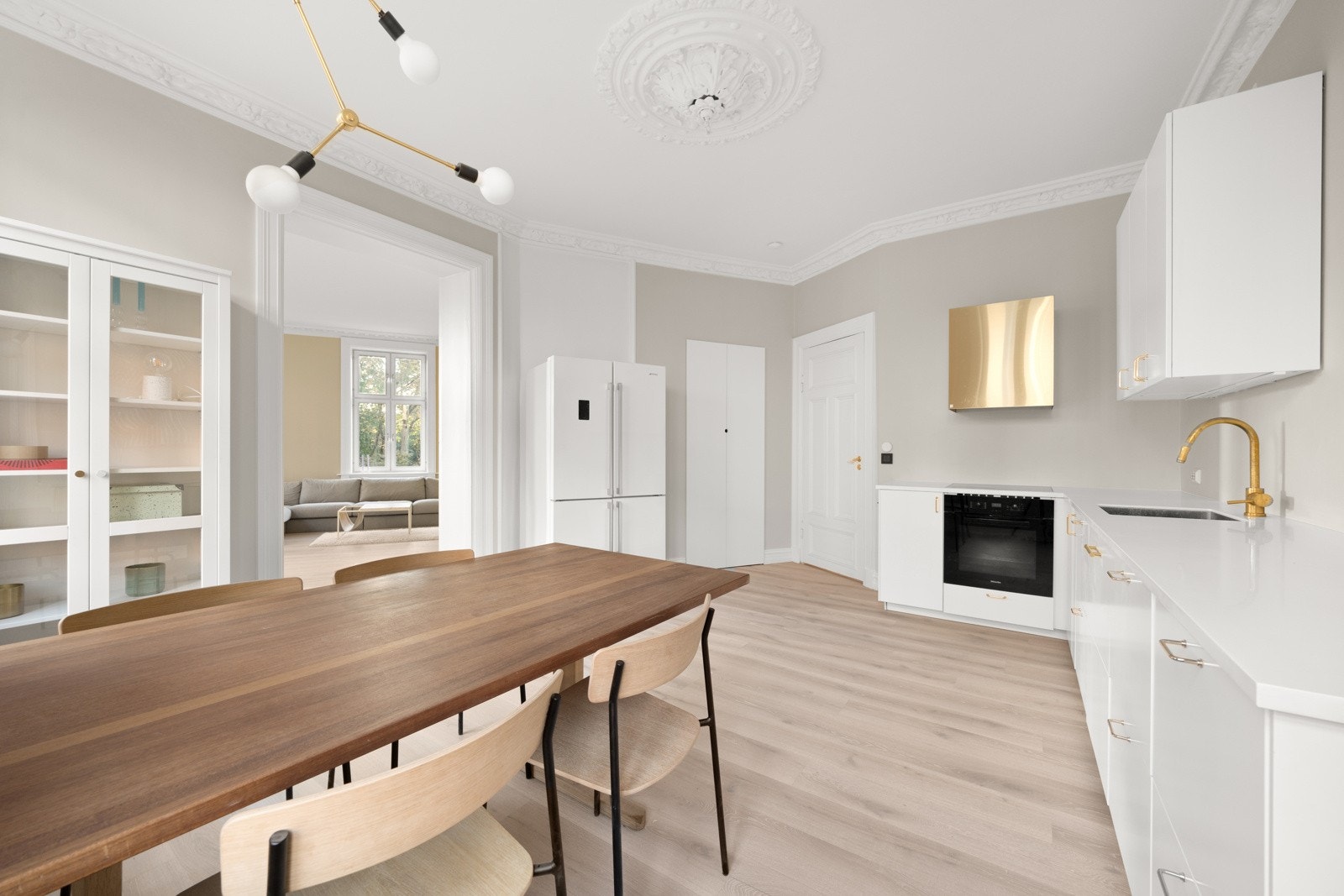 Velkommen til Schous plass 7A, presentert av eiendomsmegler Edvard Chapsang ved EIE Eiendomsmegling avdeling Sandvika. Galleribilde