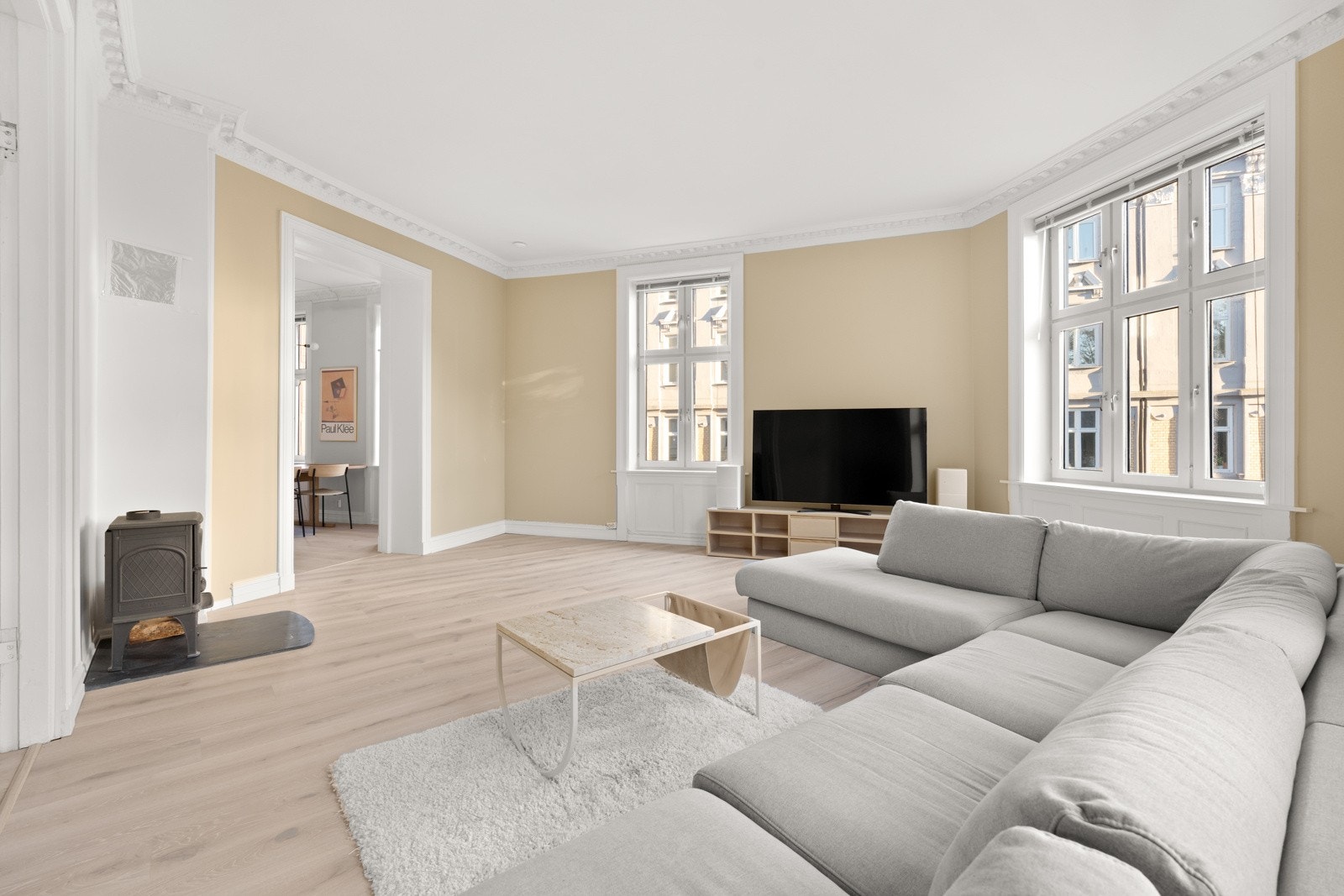 Stuen er lys og romslig takket være store vindusflater og en generøs takhøyde. Galleribilde