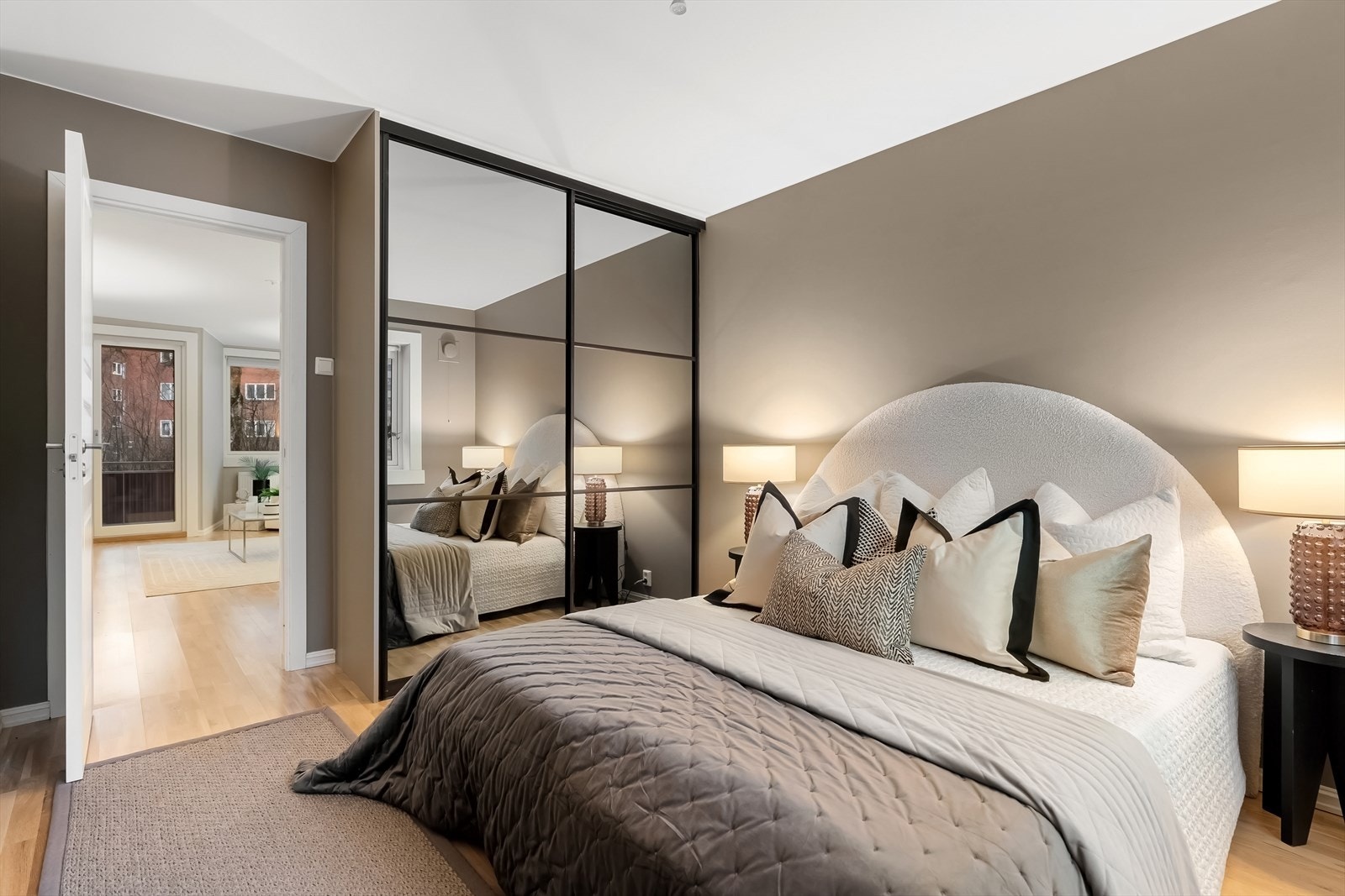 Soverommet har en romslig garderobeløsning med gode oppbevaringsmuligheter Galleribilde