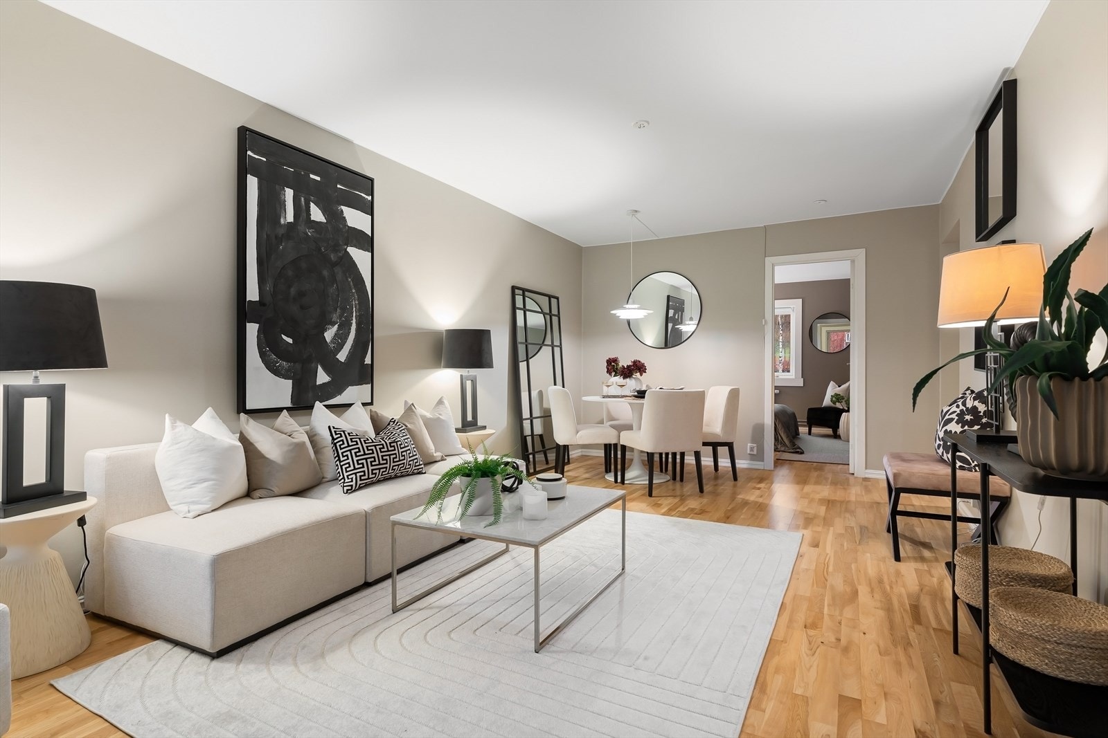 Store vindusflater og gjennomgående planløsning gir gode lys- og solforhold Galleribilde