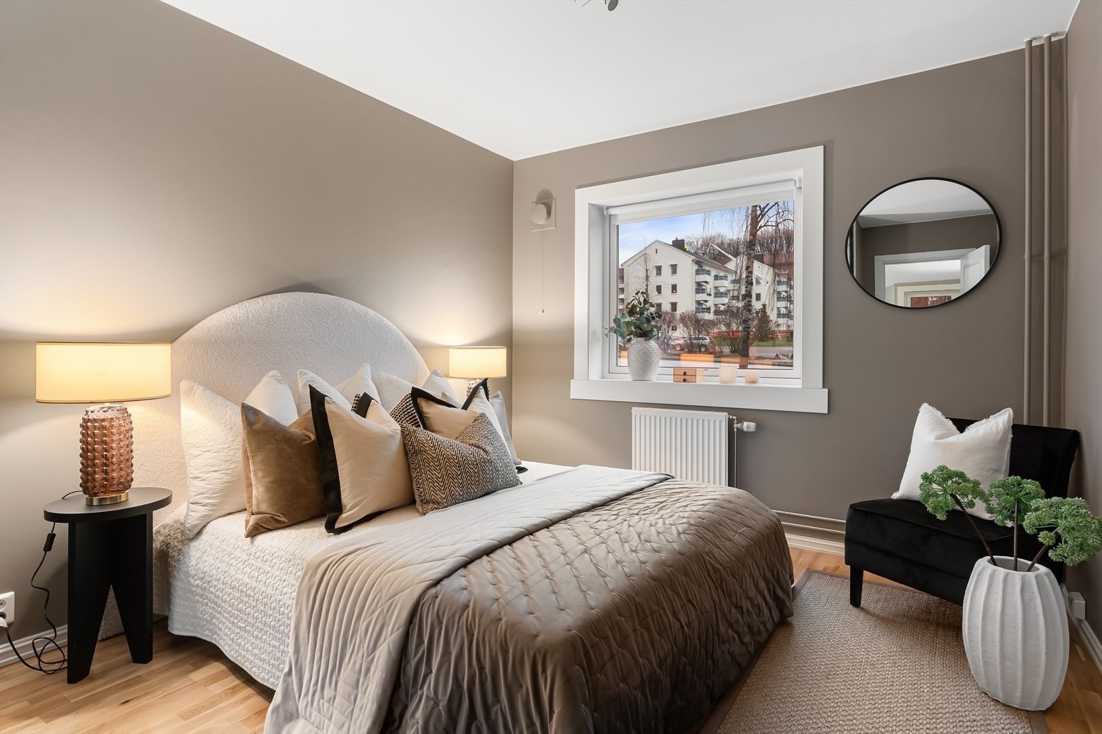 Soverommet er av god størrelse med plass til dobbeltseng, nattbord og garderobeløsning Galleribilde