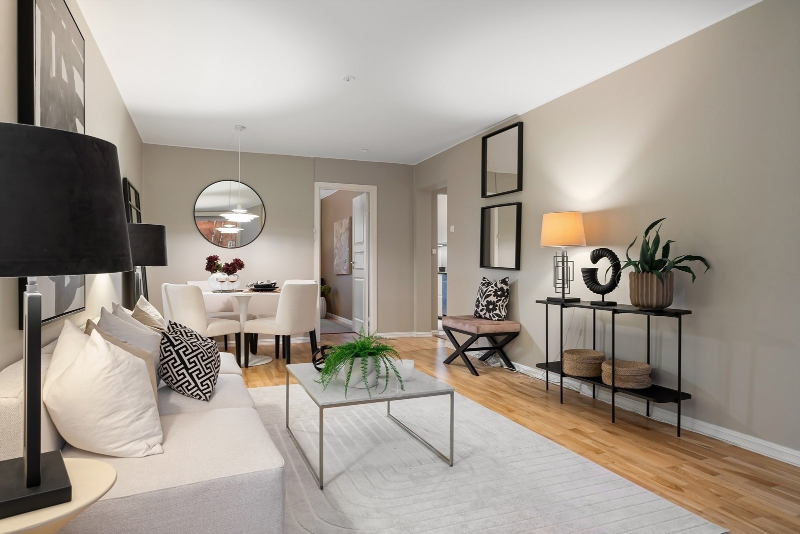 I stue er det god plass til flere sittegrupper og soner Galleribilde