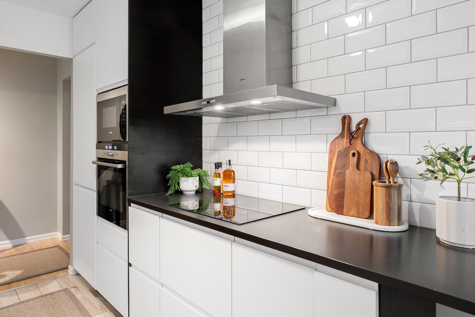 Tidløst IKEA kjøkken med integrerte hvitevarer Galleribilde