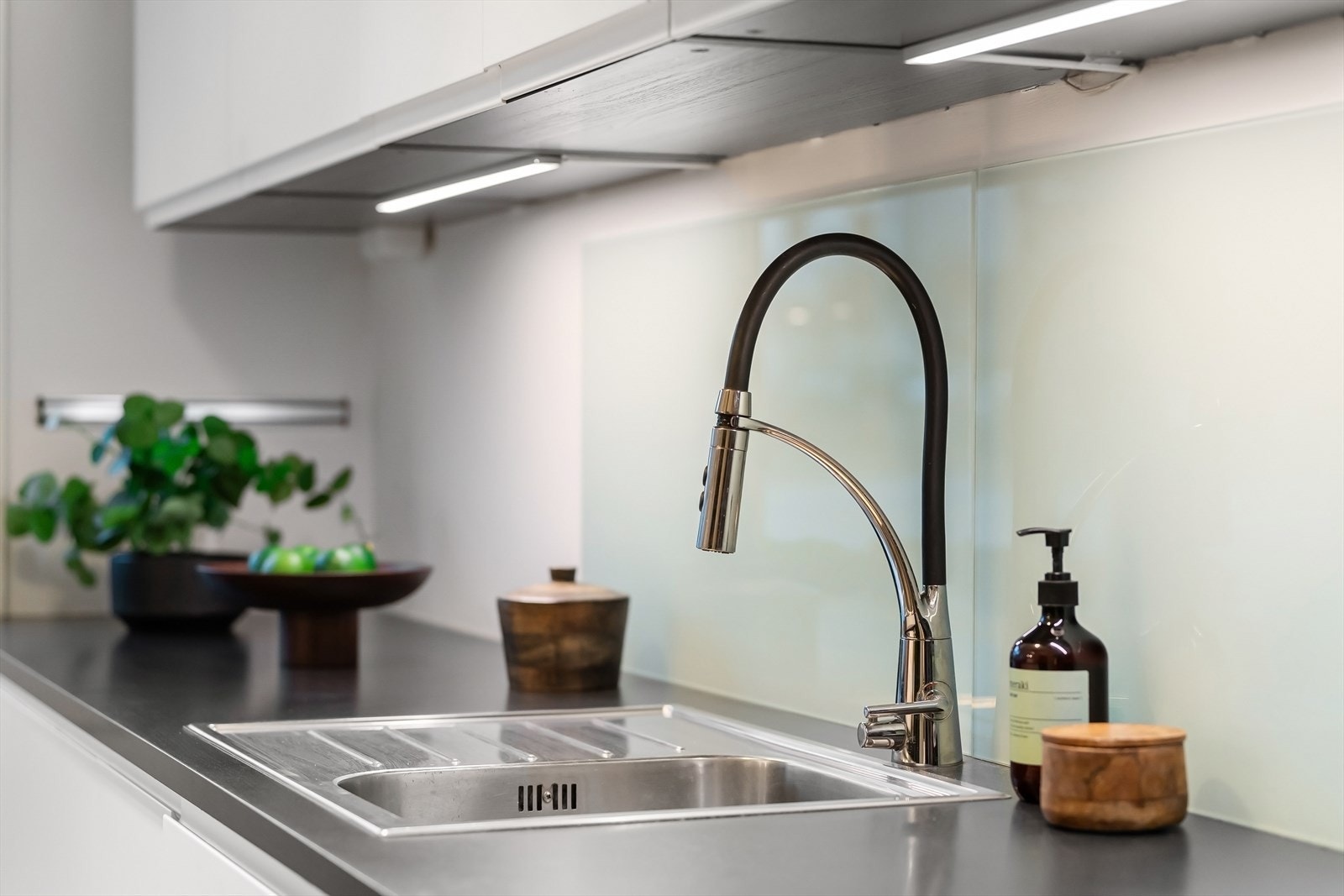 Integrerte hvitevarer som oppvaskmaskin, komfyr med induksjonstopp, mikrobølgeovn, kjøle- og fryseskap Galleribilde