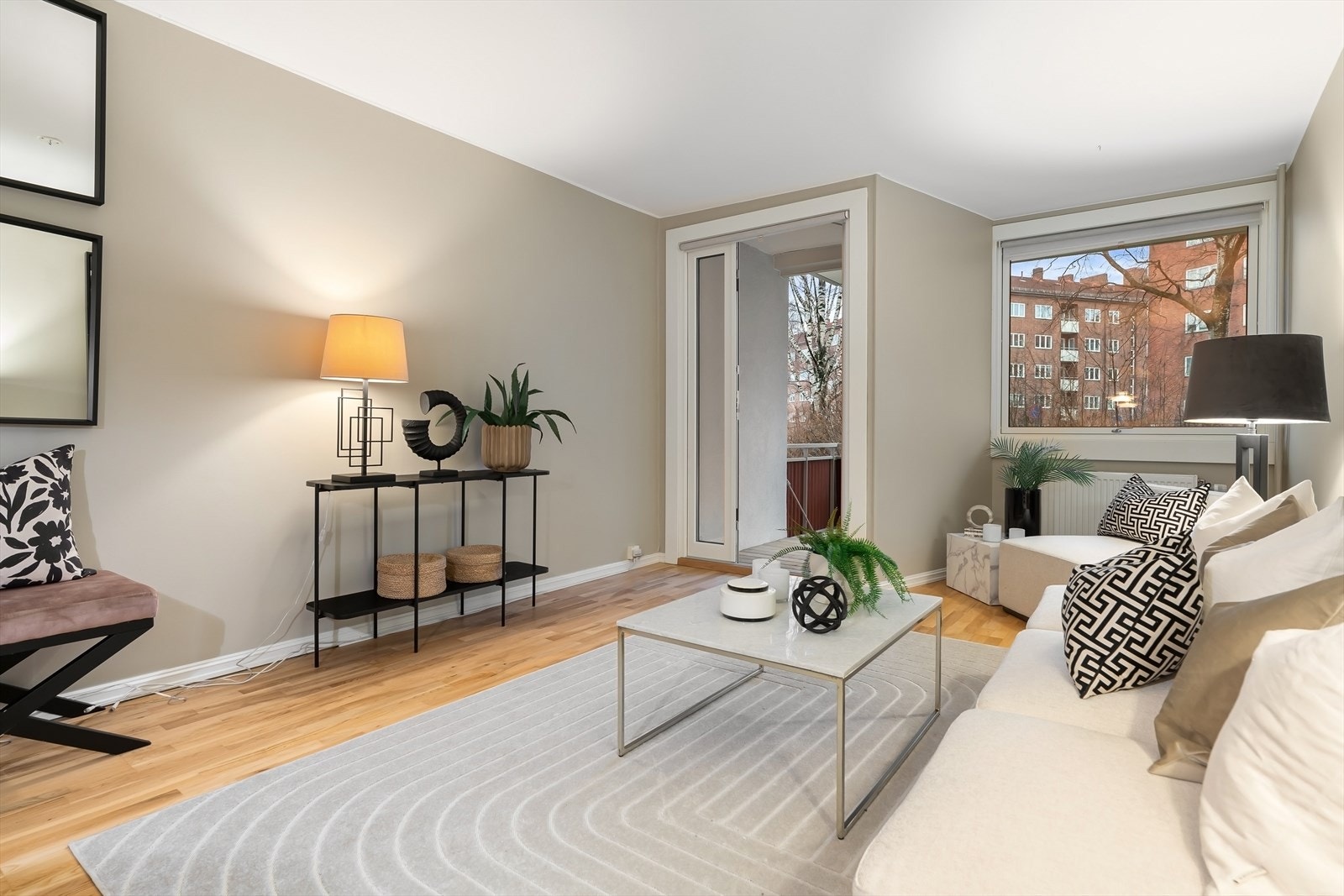 Leiligheten har en lys og luftig stue med gode møbleringsmuligheter Galleribilde