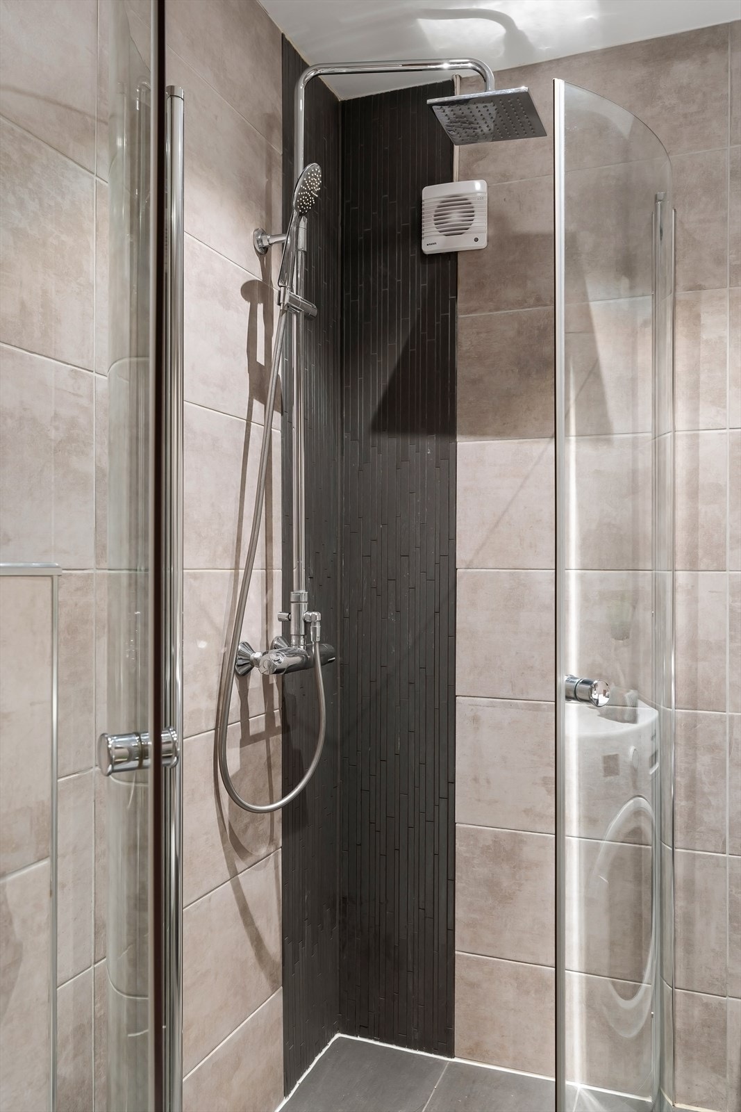 Praktisk dusjhjørne med innfellebare dusjdører og regndusj Galleribilde