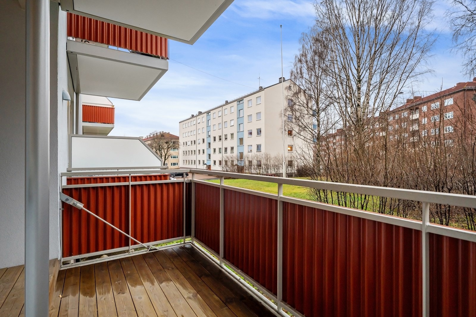 Her får kjøper gleden av gode solforhold og overbyget balkong som gir en lun atmosfære Galleribilde