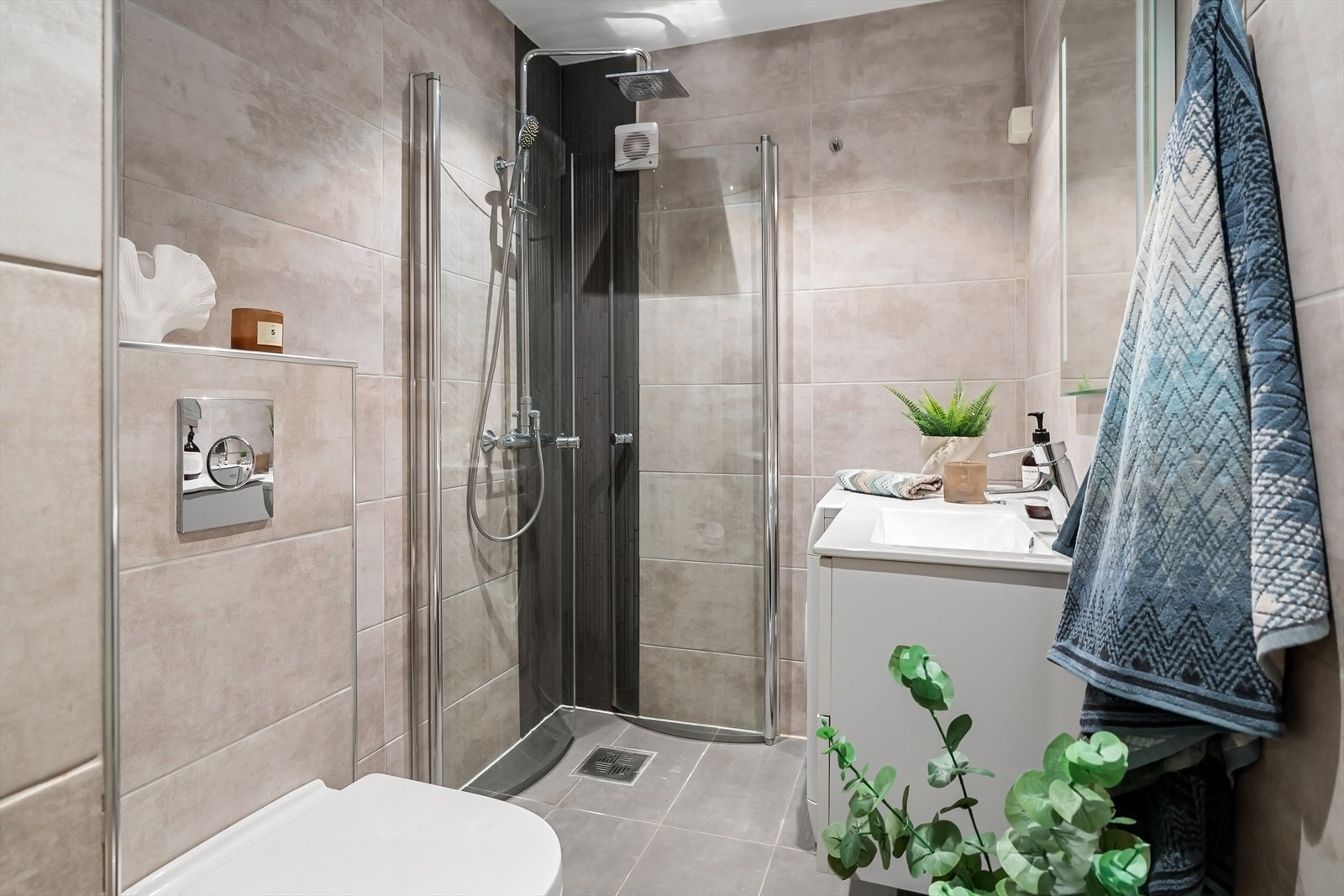 Pent flislagt baderom fra 2015 med varme i gulv og downlights i himling Galleribilde