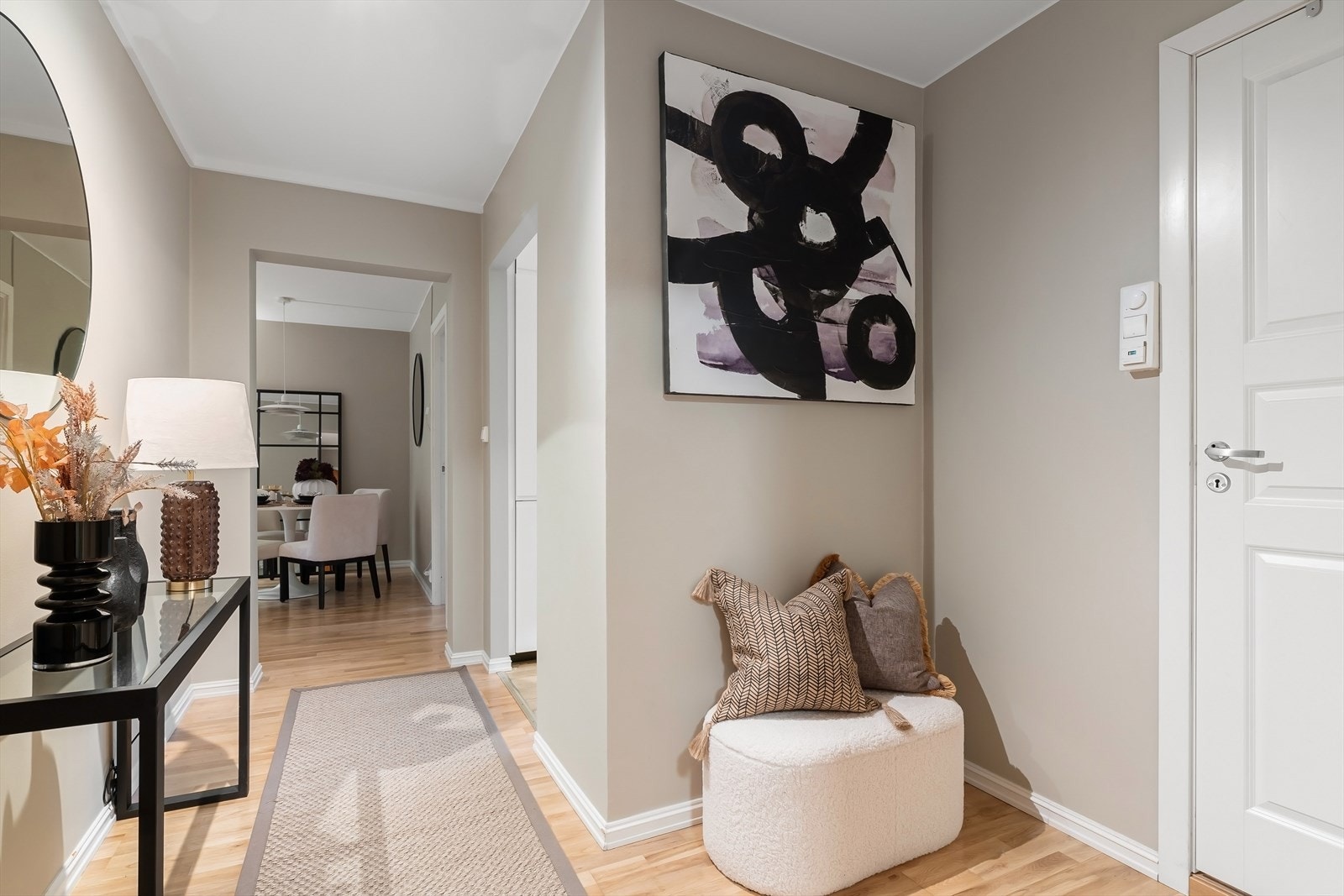 Entrè med plass til oppbevaring av sko og yttertøy. Dørcalling med portåpner Galleribilde