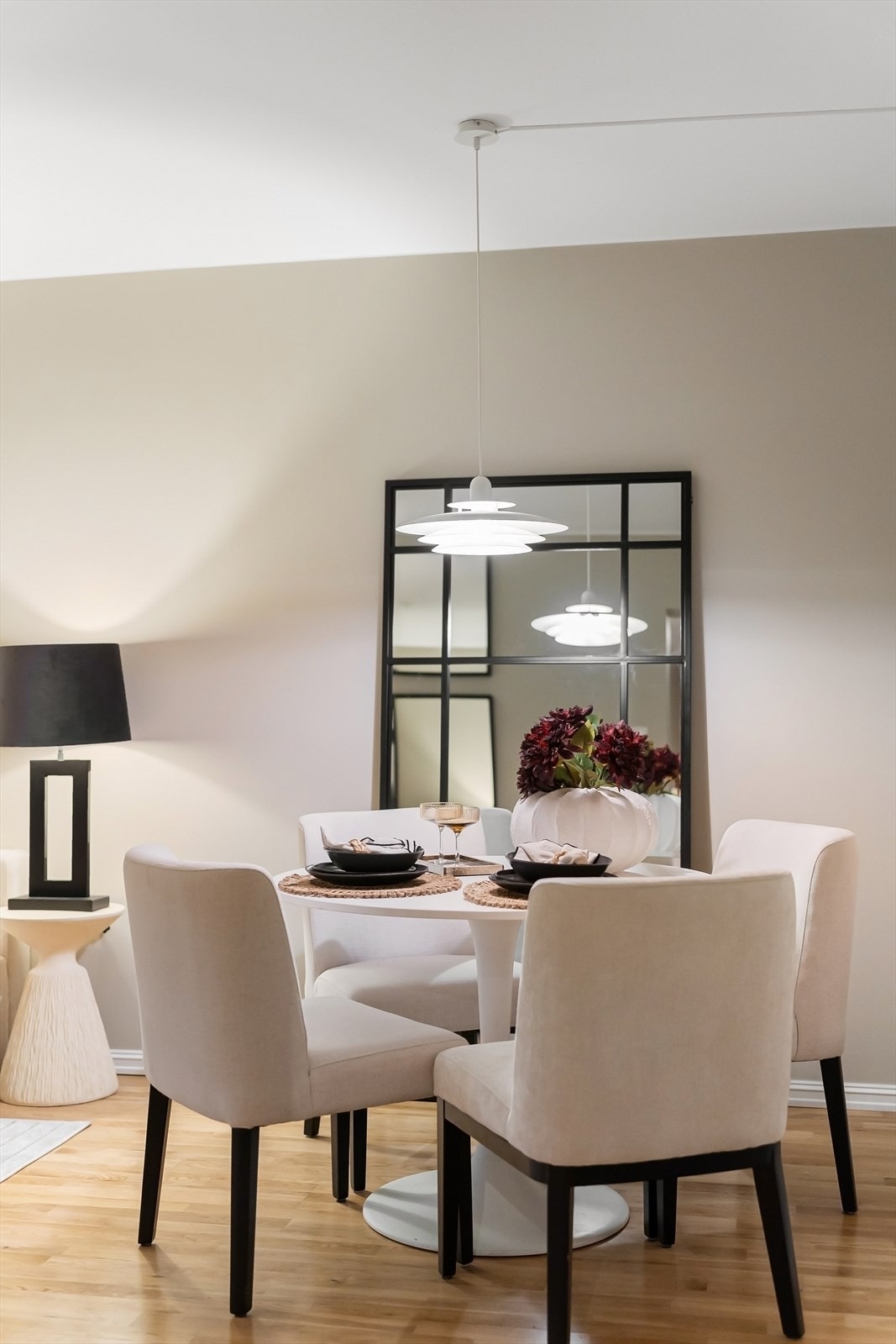 Leiligheten er malt i lune og behagelige fargetoner Galleribilde