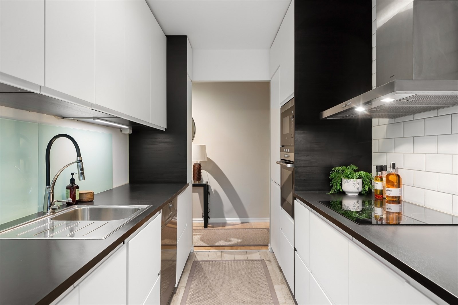 Det er rikelig med oppbevaringsplass i over- og underskap Galleribilde