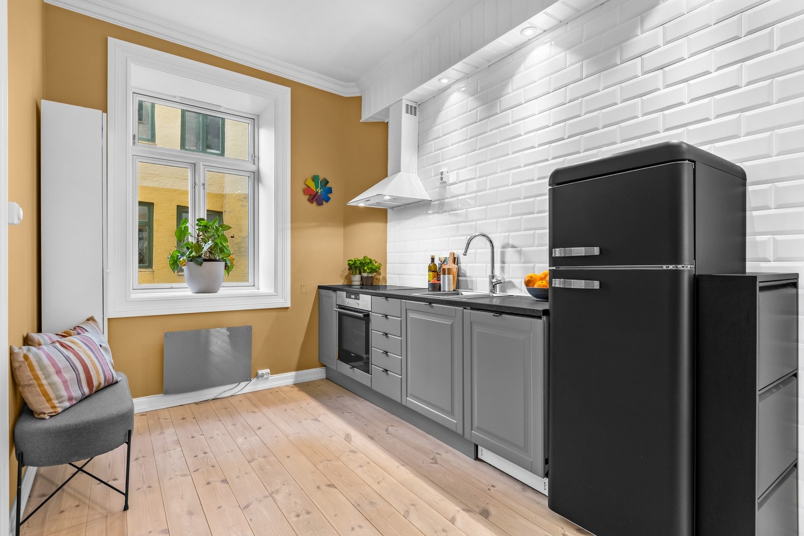 Det er montert downlights i gesims over innredningen. Galleribilde