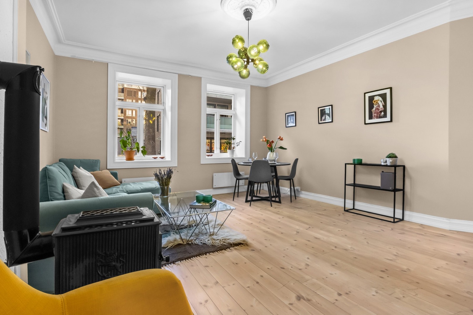 Himlingen smykkes av en klassisk rosett og har bred stukkatur langs sidene. Galleribilde