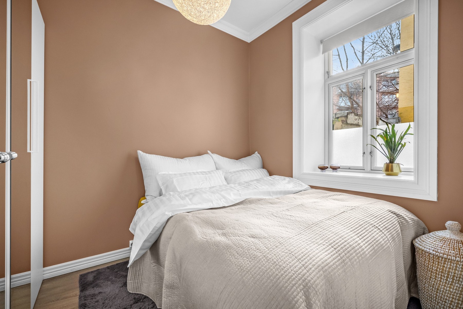 Soverom vendt mot rolig bakgård Galleribilde