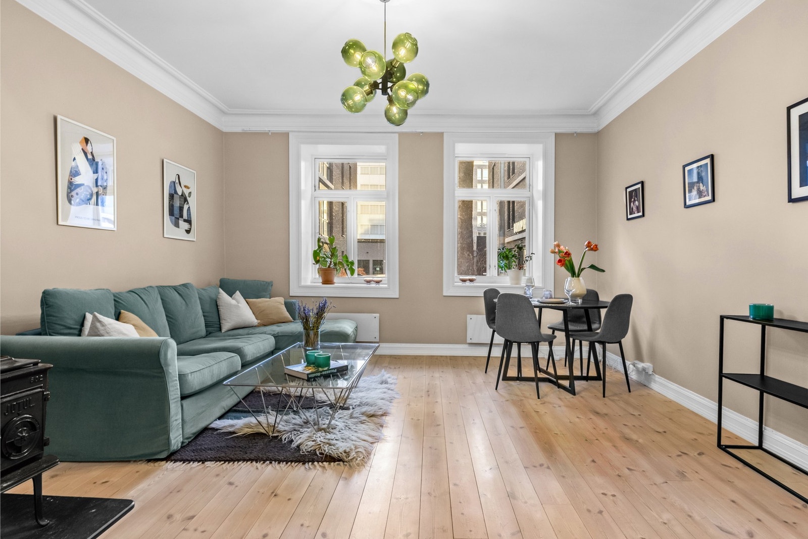 Stuen oppleves som lun og luftig med god takhøyde og rikelig med dagslys fra to t-postvinduer med dyp karm. Galleribilde