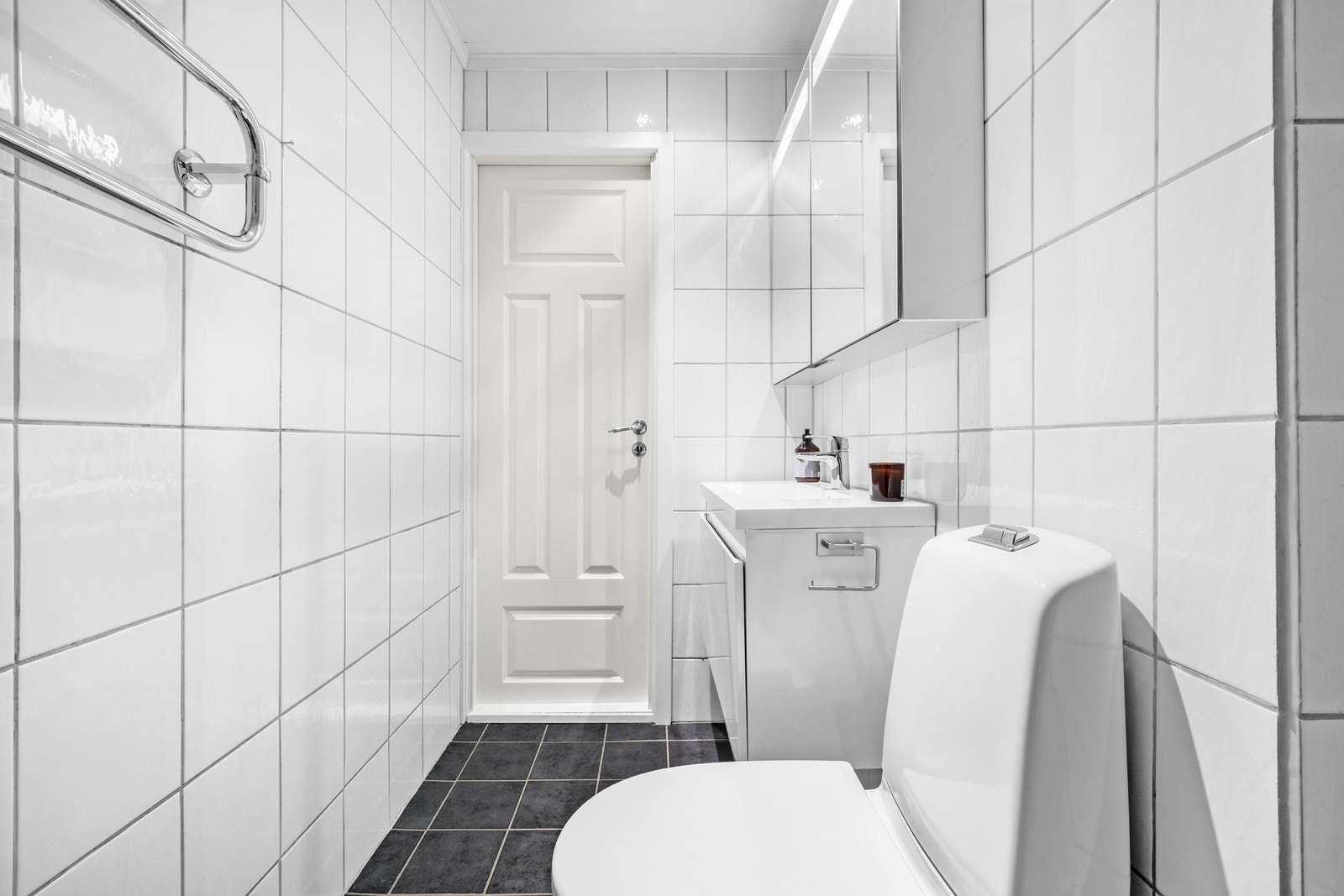 Videre er det et toalett og et dusjhjørne med innfellbare glassdører. Vaskemaskin medfølger, men om det er behov for større maskiner så har borettslaget også et fellesvaskeri. Galleribilde