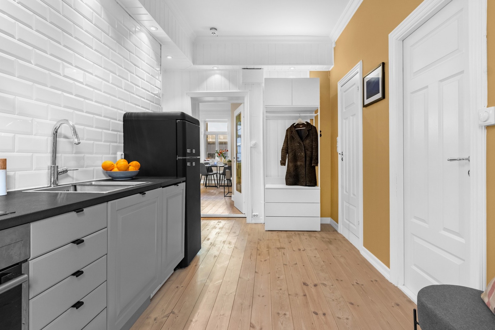 Kjøkkenet er plassert i åpen løsning med entreen - plassbesparende og praktisk Galleribilde